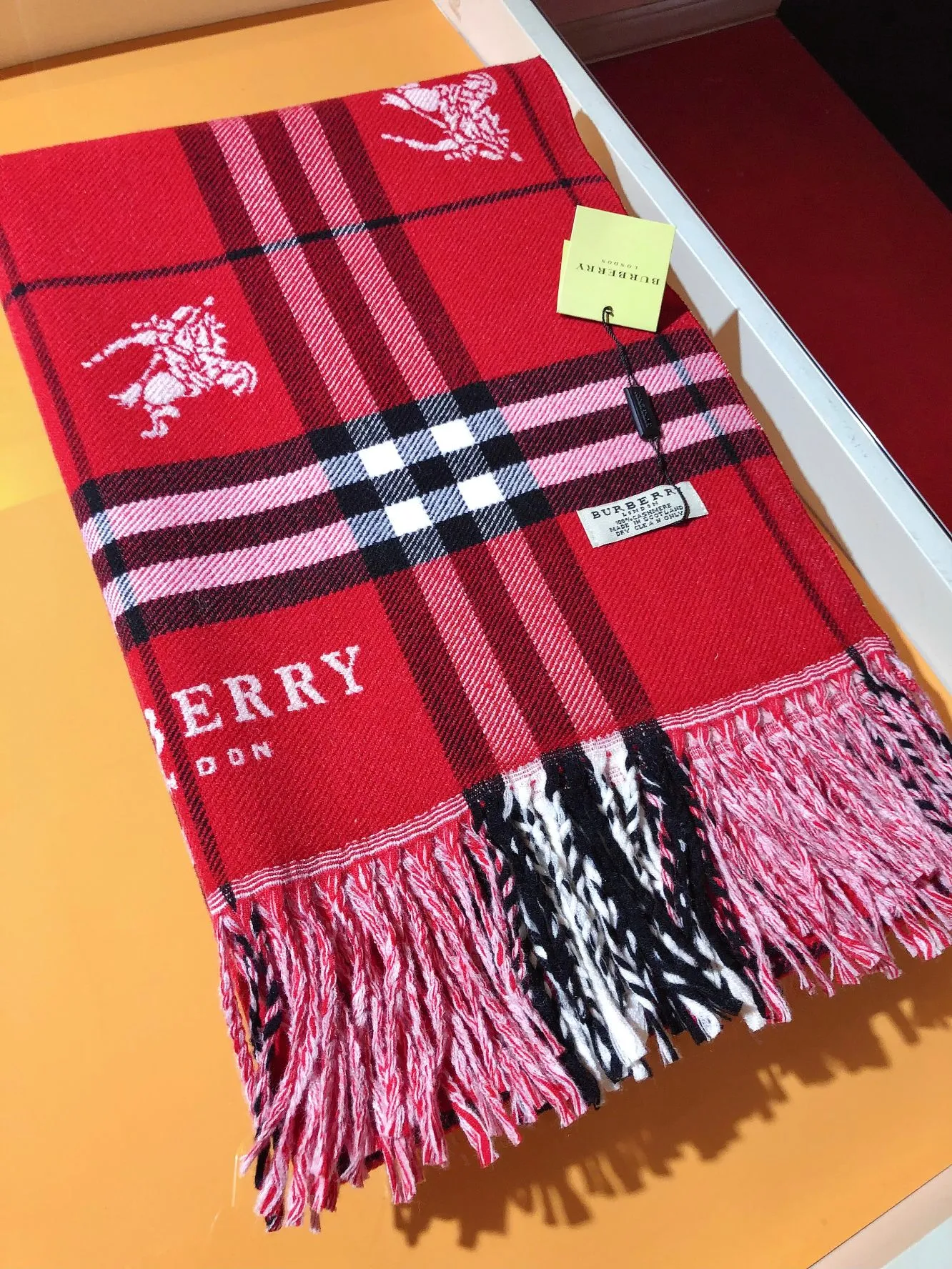 BURBERRY レッドチェック柄スカーフ - 画像 (6)