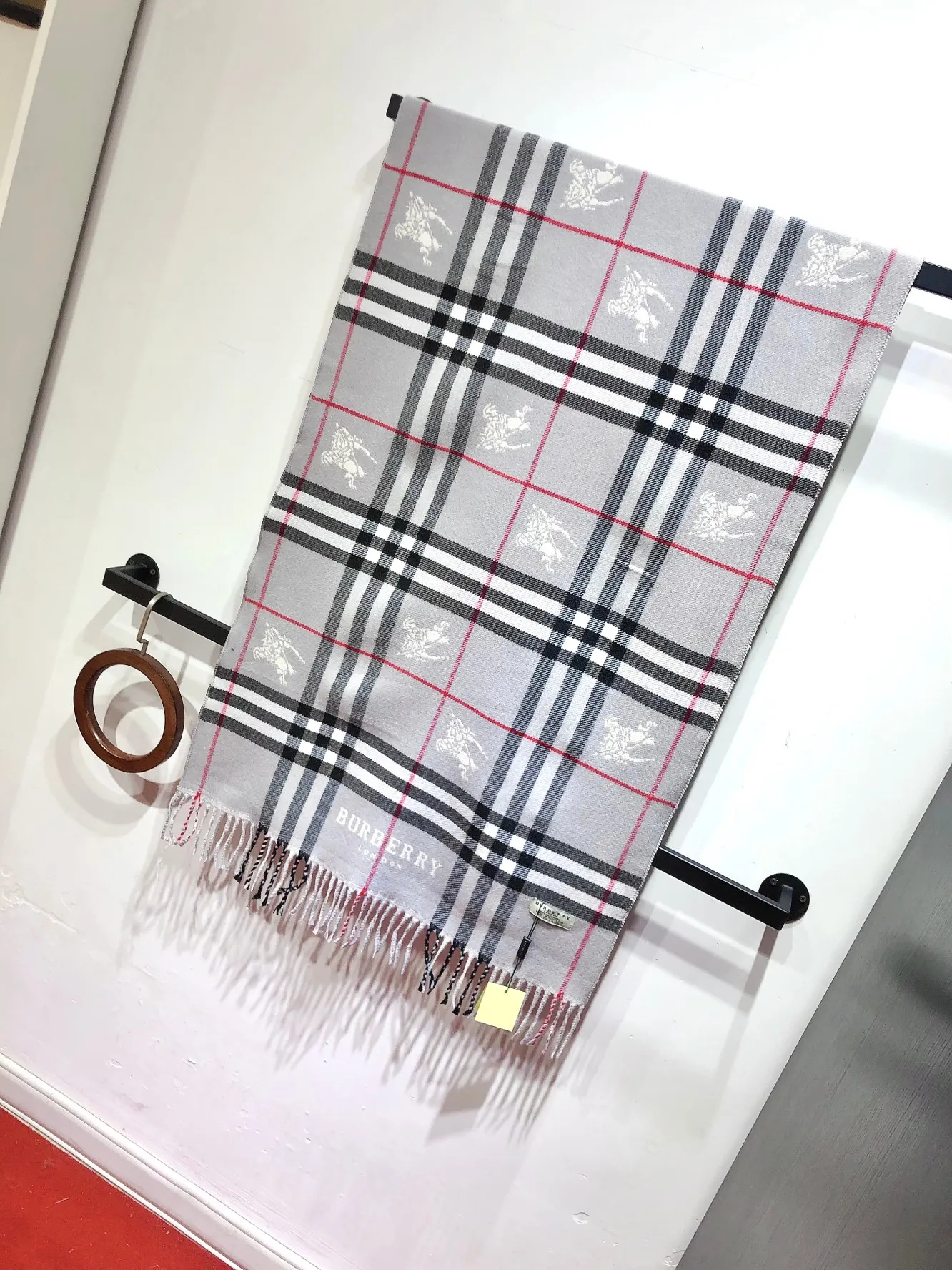 BURBERRY レッドチェック柄スカーフ - 画像 (7)