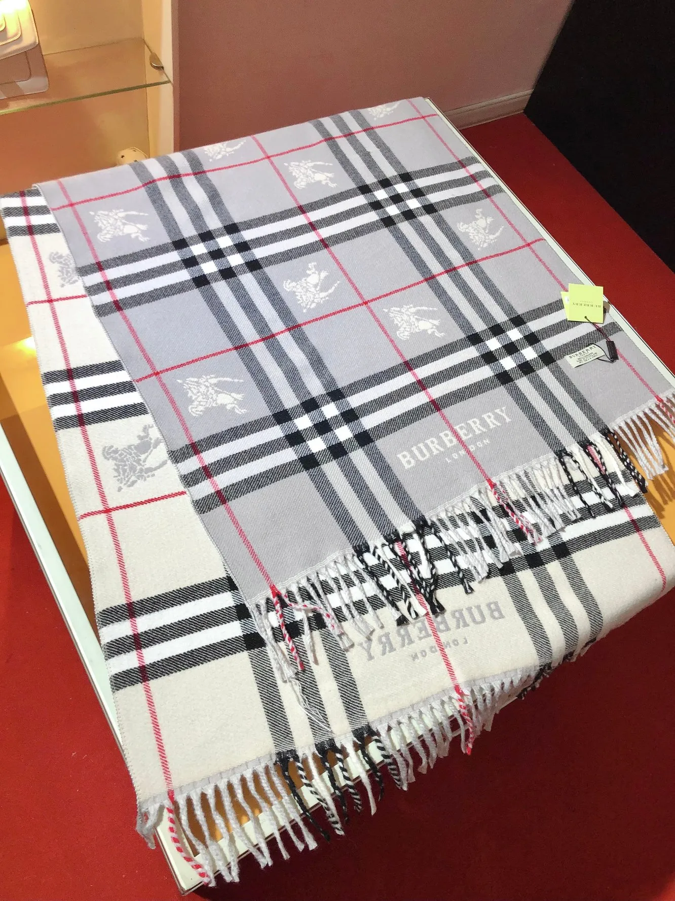 BURBERRY レッドチェック柄スカーフ - 画像 (8)