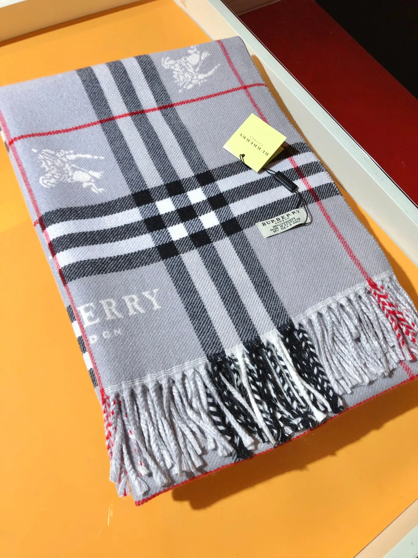 BURBERRY レッドチェック柄スカーフ - 画像 (9)