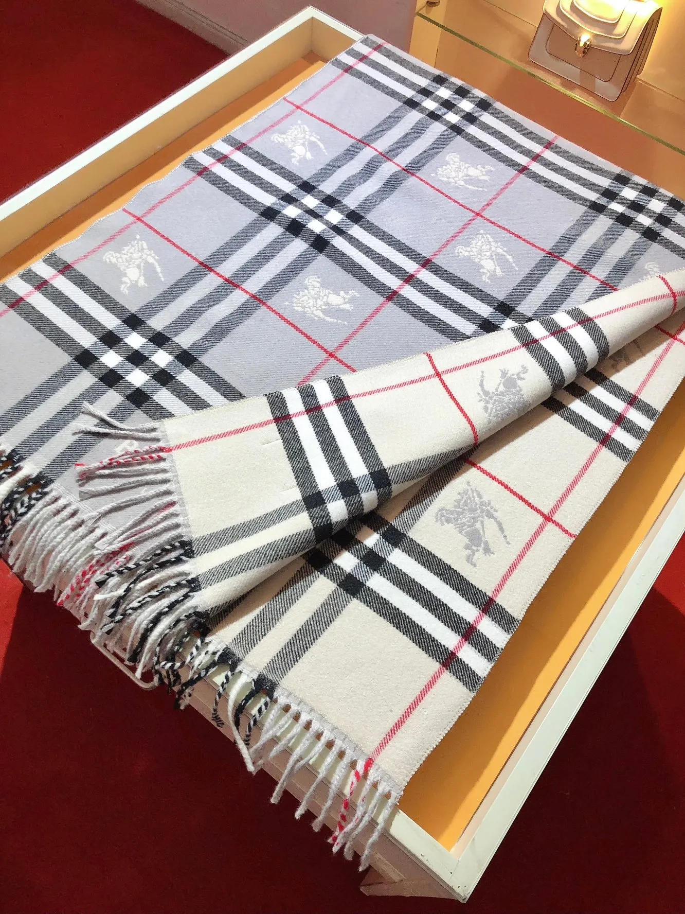 BURBERRY レッドチェック柄スカーフ - 画像 (10)