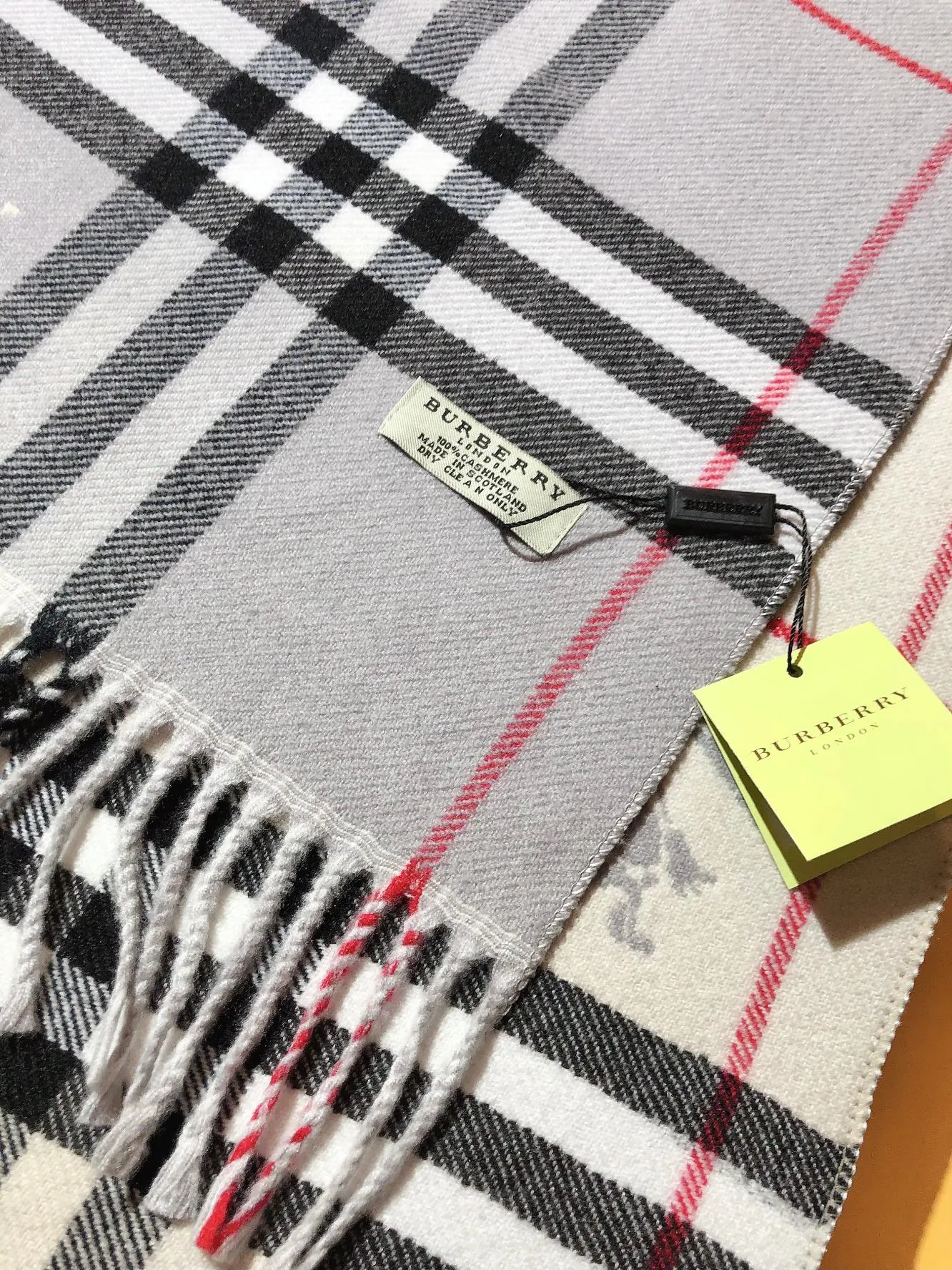 BURBERRY レッドチェック柄スカーフ - 画像 (11)