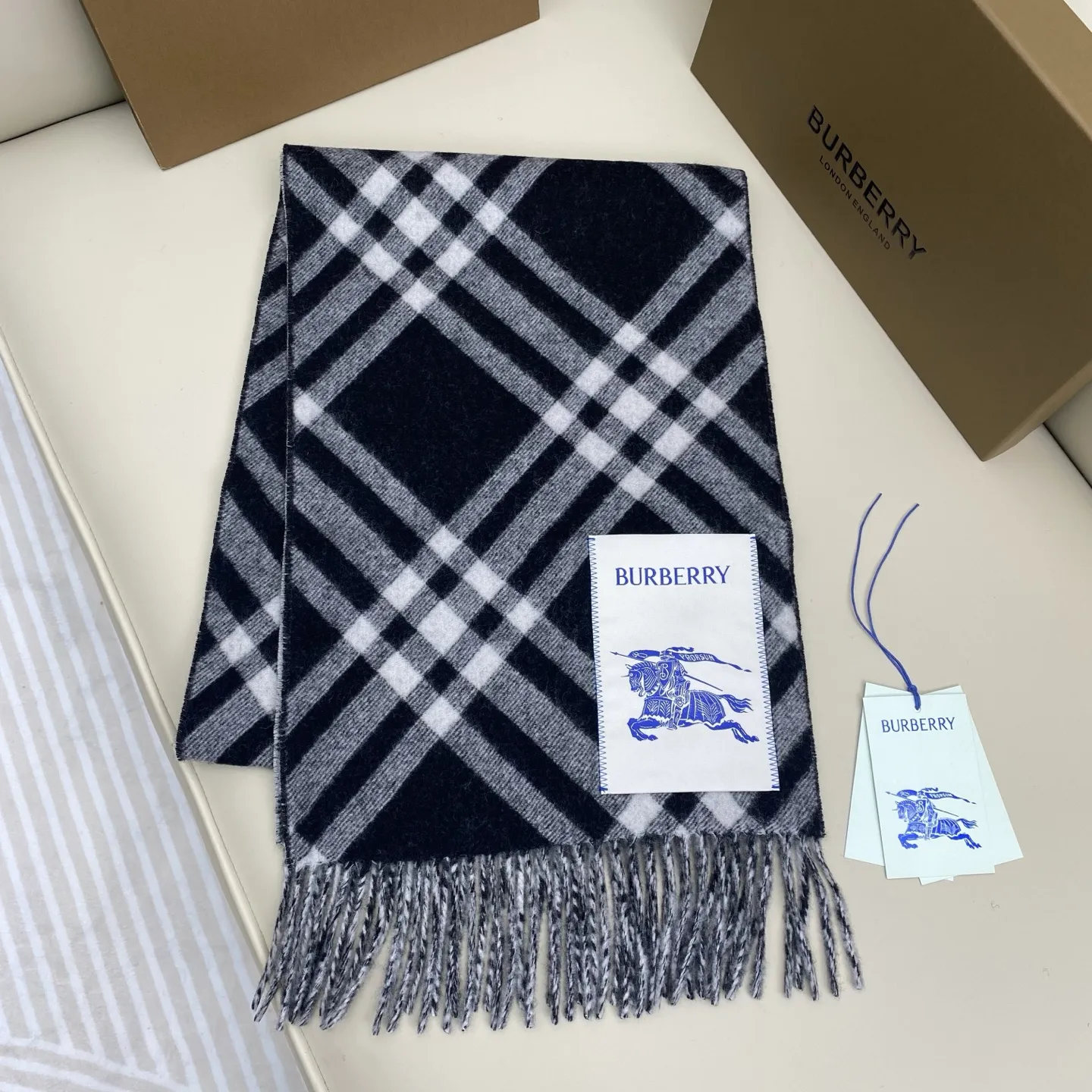 Burberry バ宝莉格子マフラー ブラックチェック - 画像 (5)