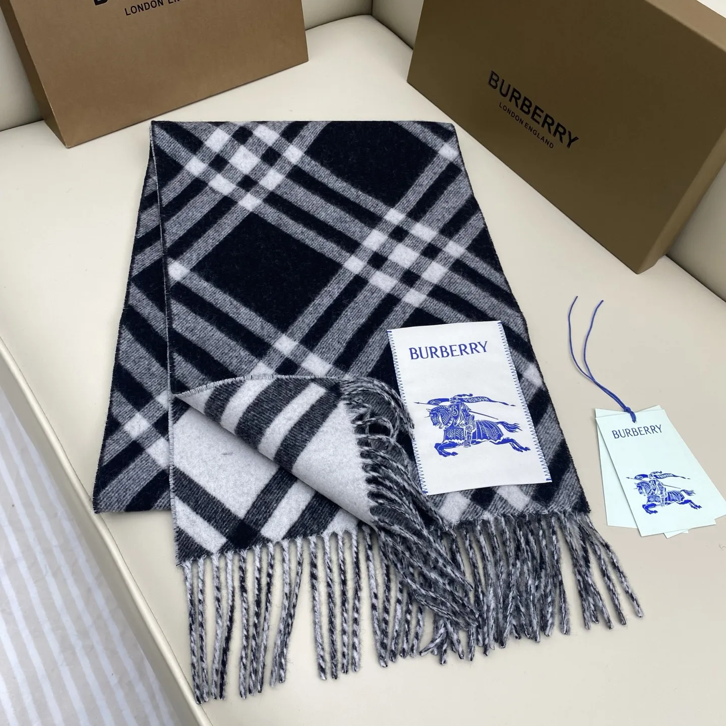 Burberry バ宝莉格子マフラー ブラックチェック - 画像 (6)