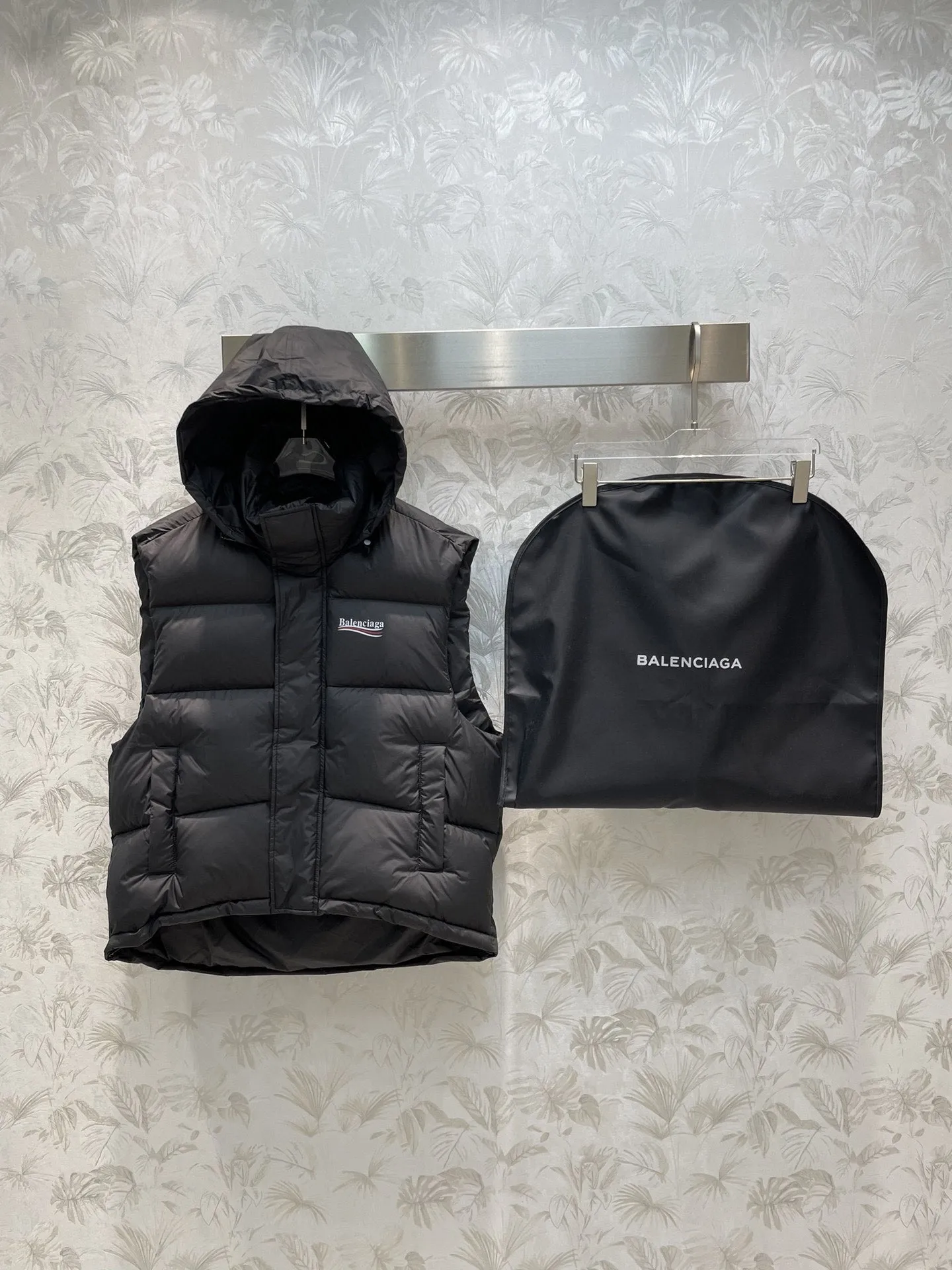 BALENCIAGA 黒 フード付きダウンベスト S-M-L