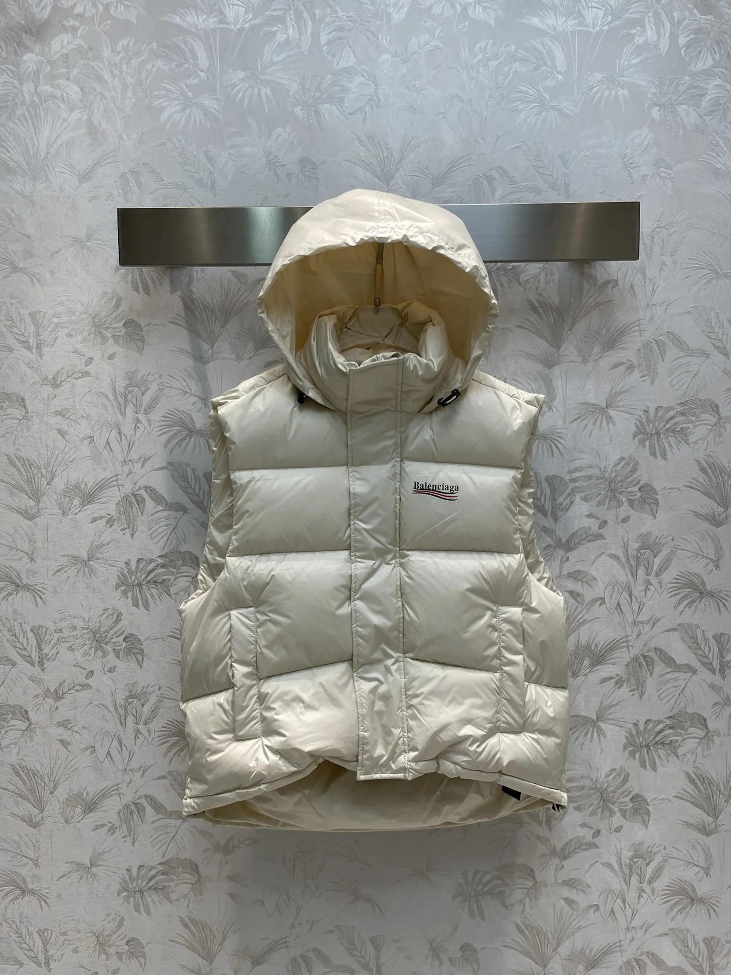 BALENCIAGA ベージュ フーディーダウンべスト - 画像 (3)