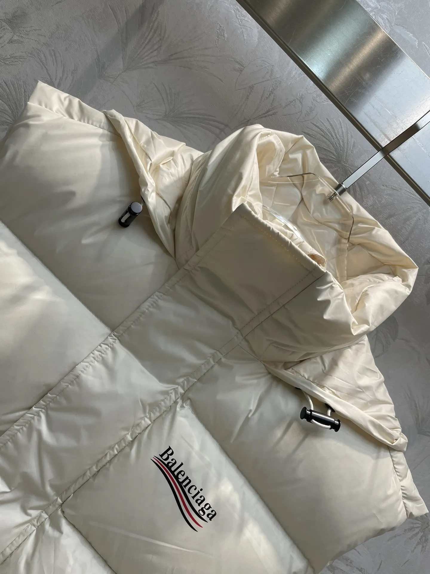 BALENCIAGA ベージュ フーディーダウンべスト - 画像 (4)