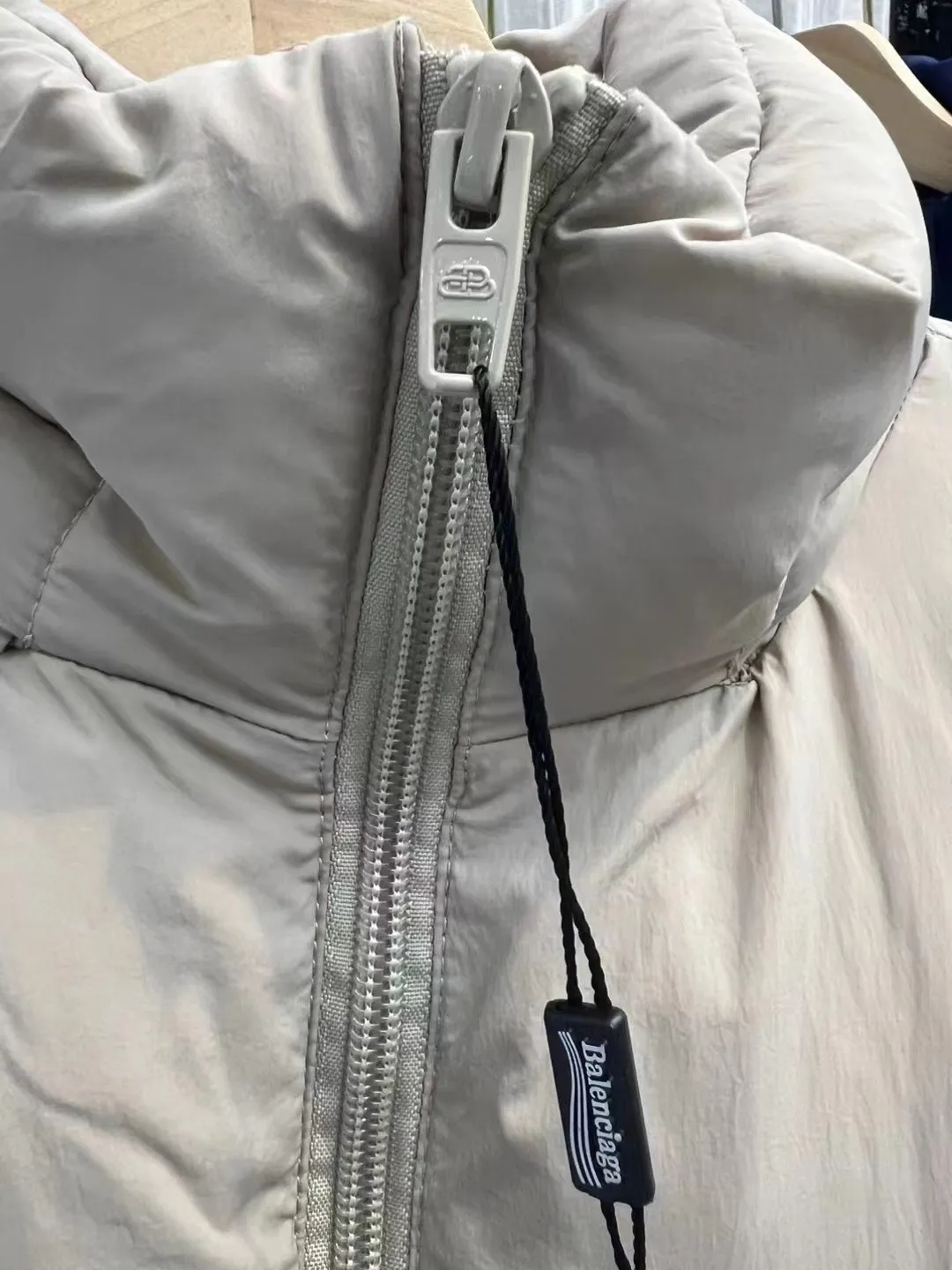 Balenciaga パリジェンヌ ロックプリント ダウンジャケット - 画像 (9)