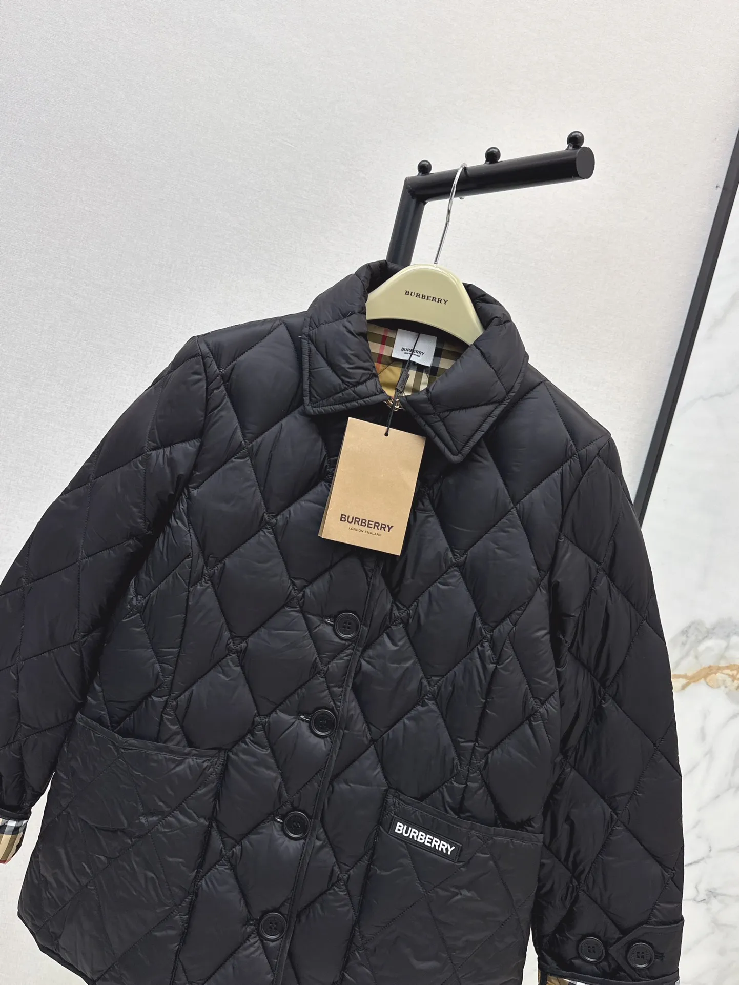 Burberry 黒 ダイヤキルティングダウンジャケット - 画像 (3)