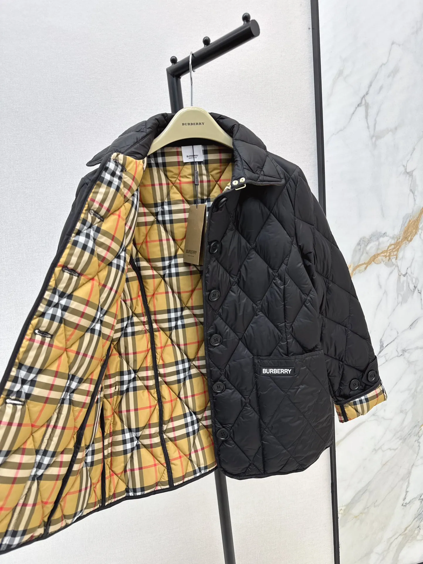 Burberry 黒 ダイヤキルティングダウンジャケット - 画像 (9)