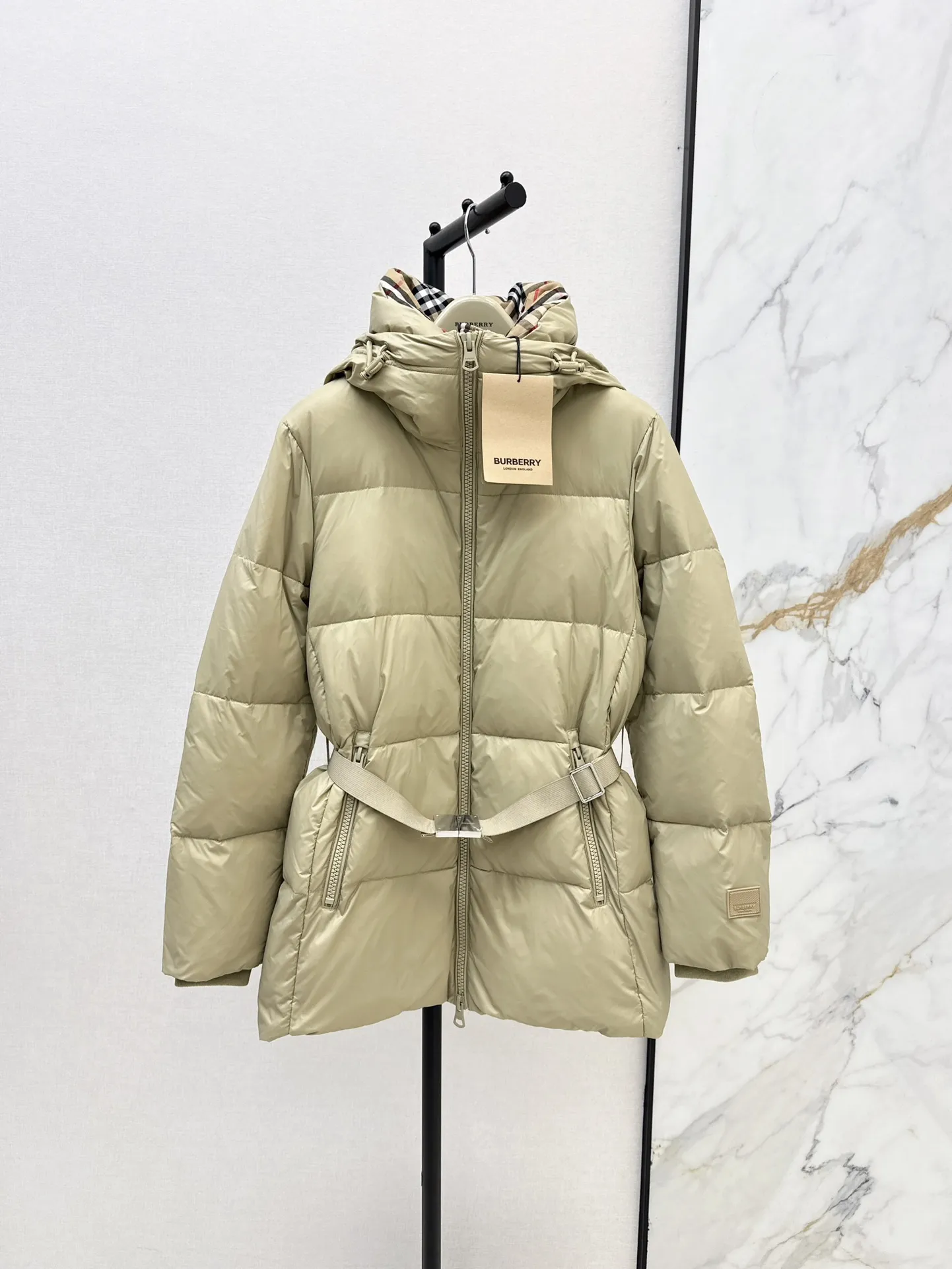 Burberry ベージュ クラシックパーカーダウンコート - 画像 (3)