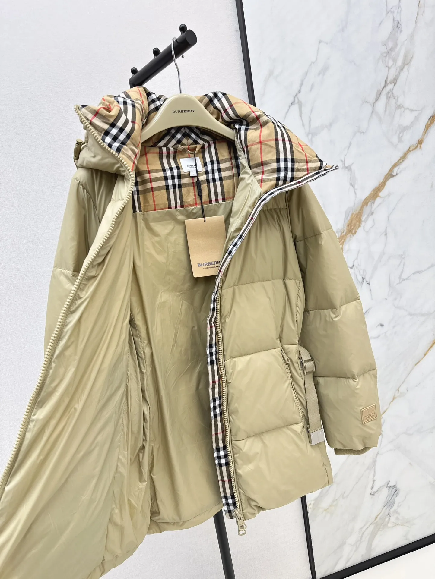 Burberry ベージュ クラシックパーカーダウンコート - 画像 (5)