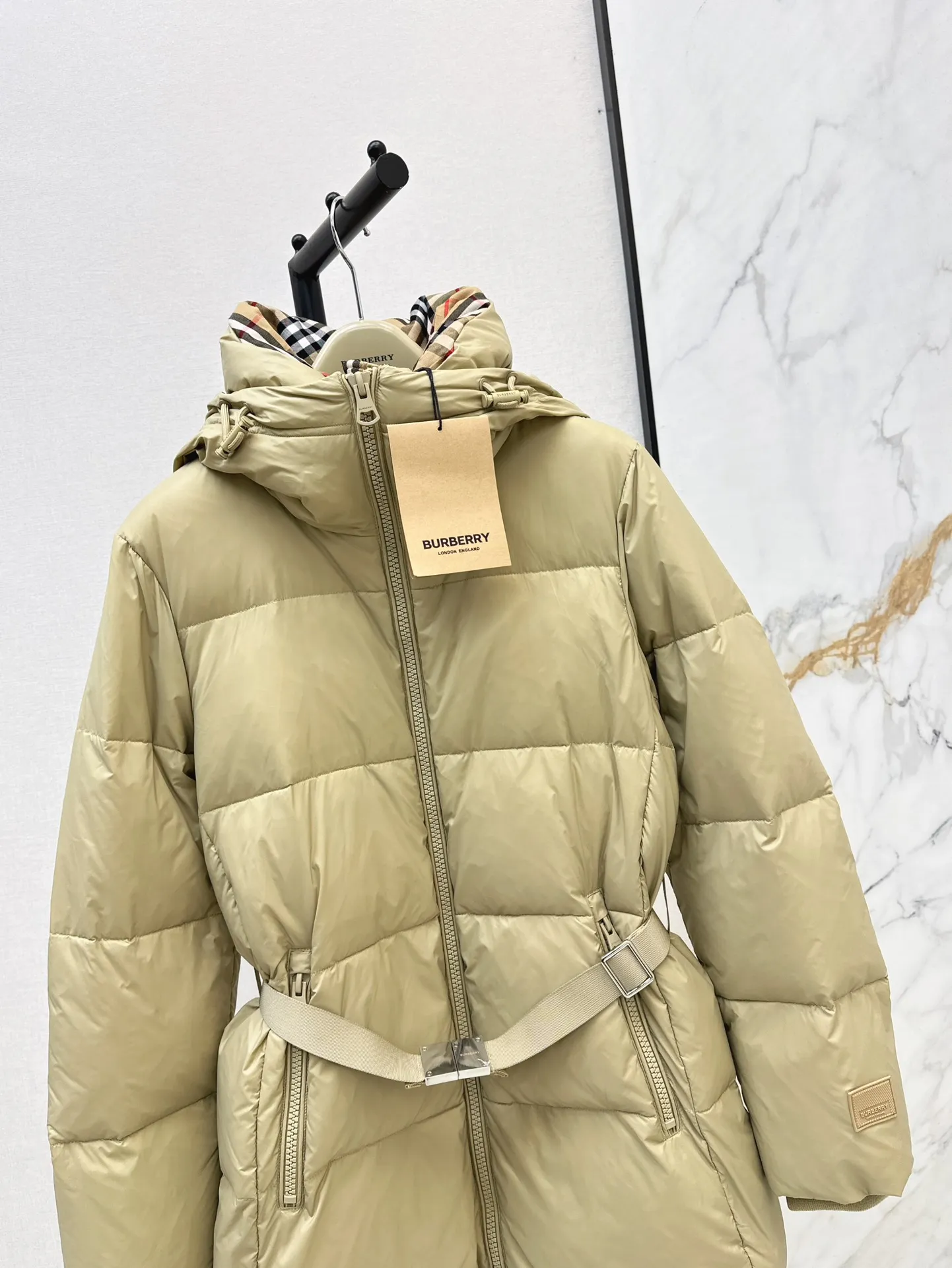Burberry ベージュ クラシックパーカーダウンコート - 画像 (6)