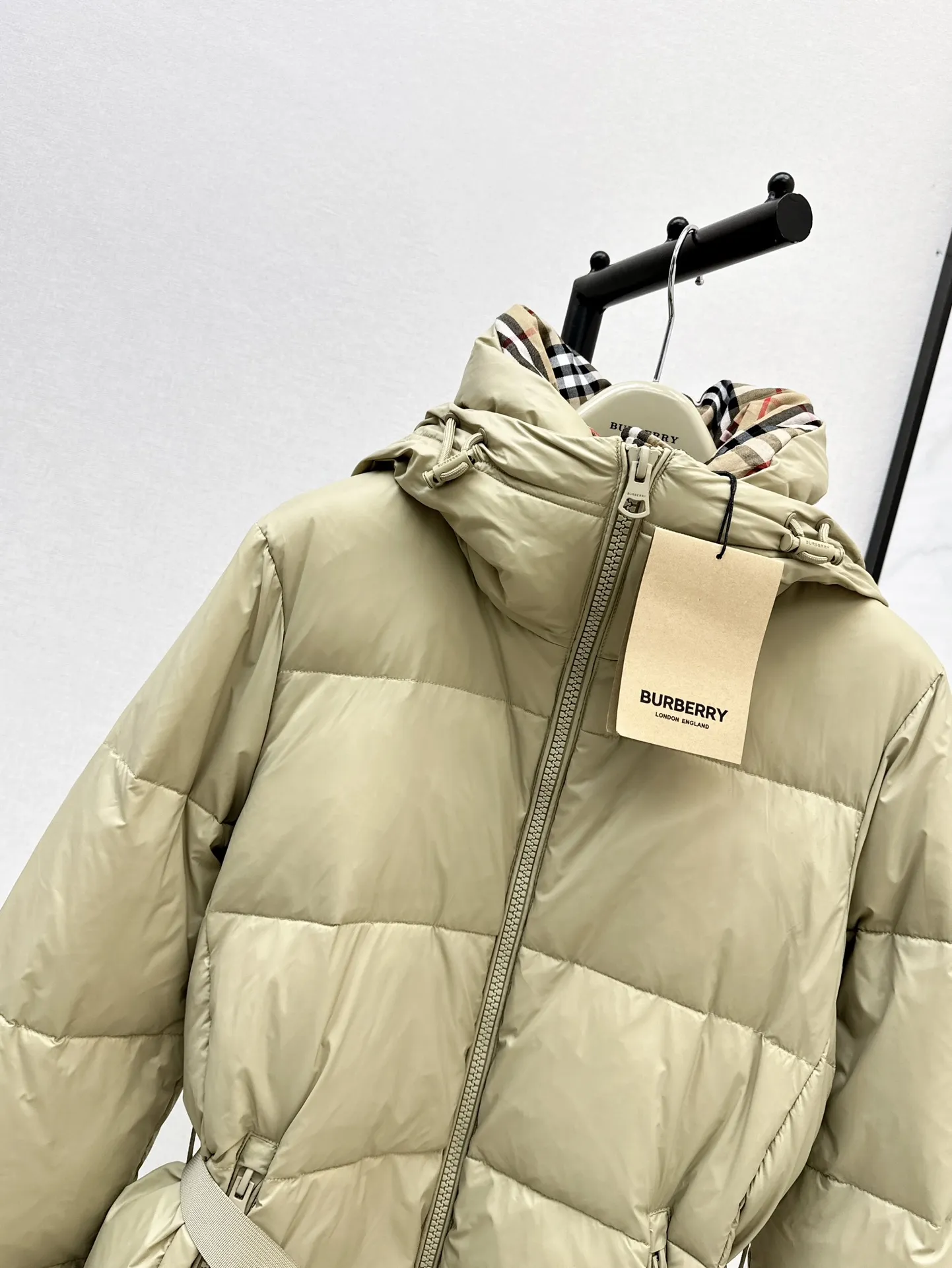 Burberry ベージュ クラシックパーカーダウンコート - 画像 (7)