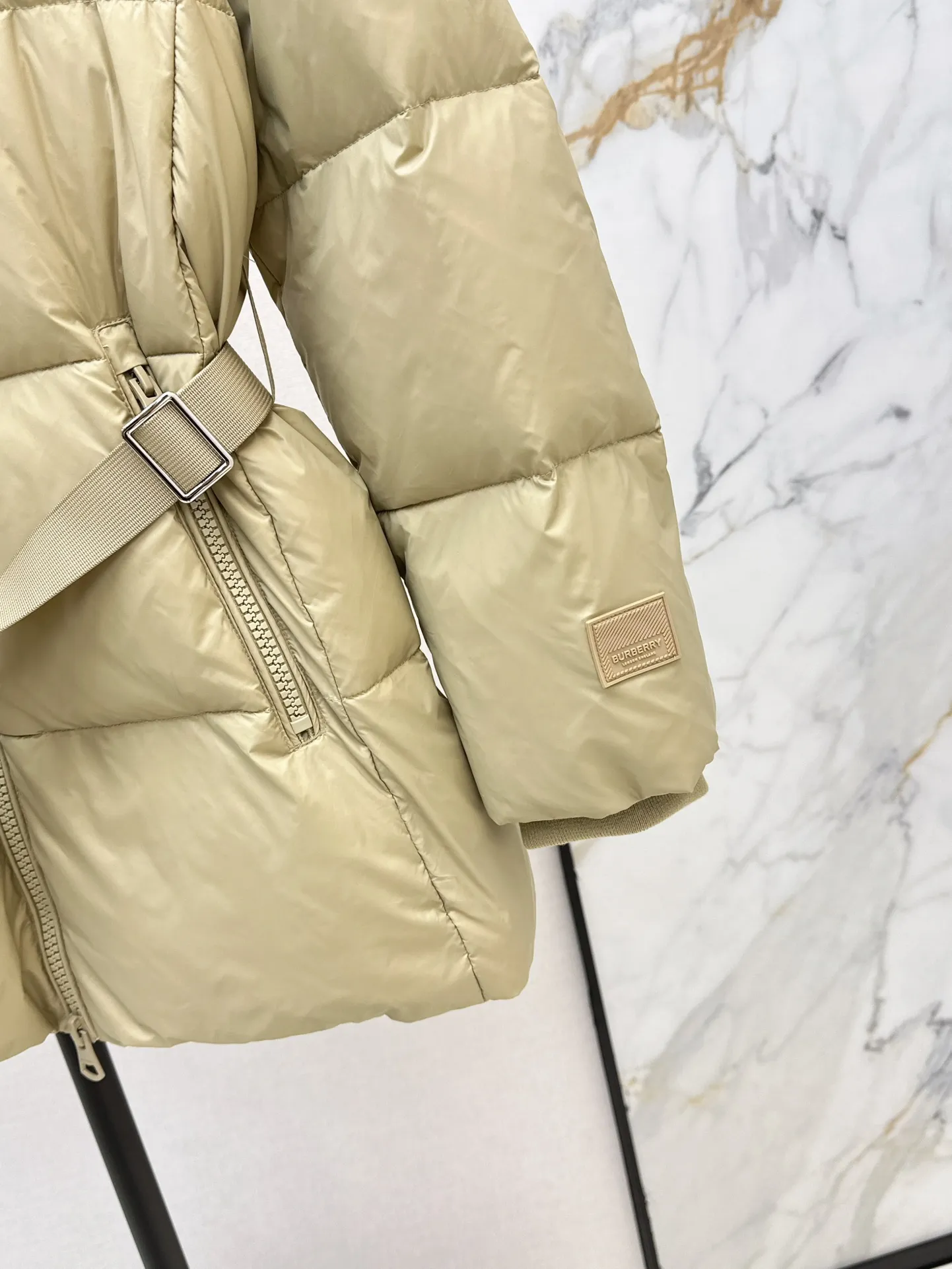 Burberry ベージュ クラシックパーカーダウンコート - 画像 (9)