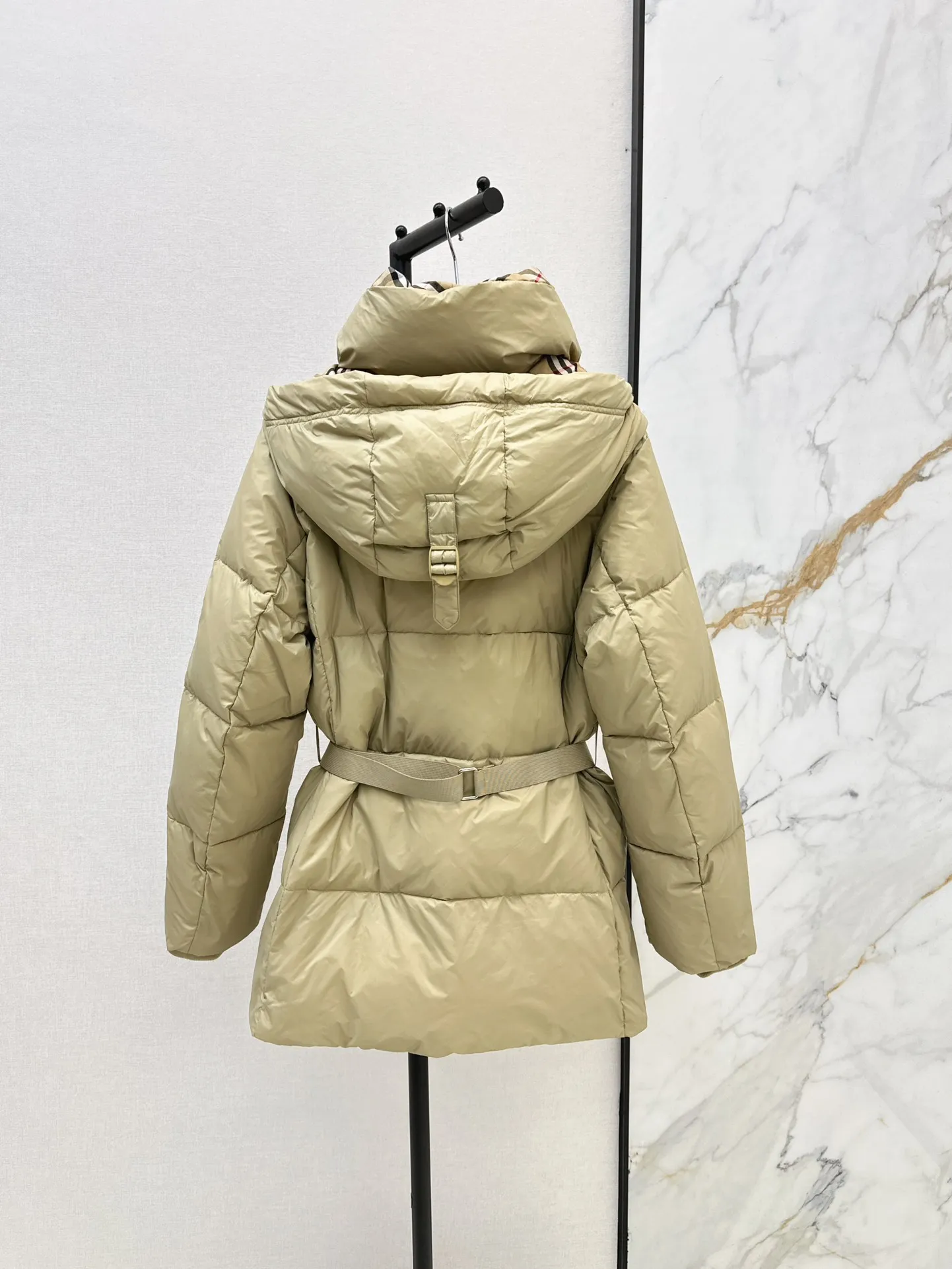 Burberry ベージュ クラシックパーカーダウンコート - 画像 (10)