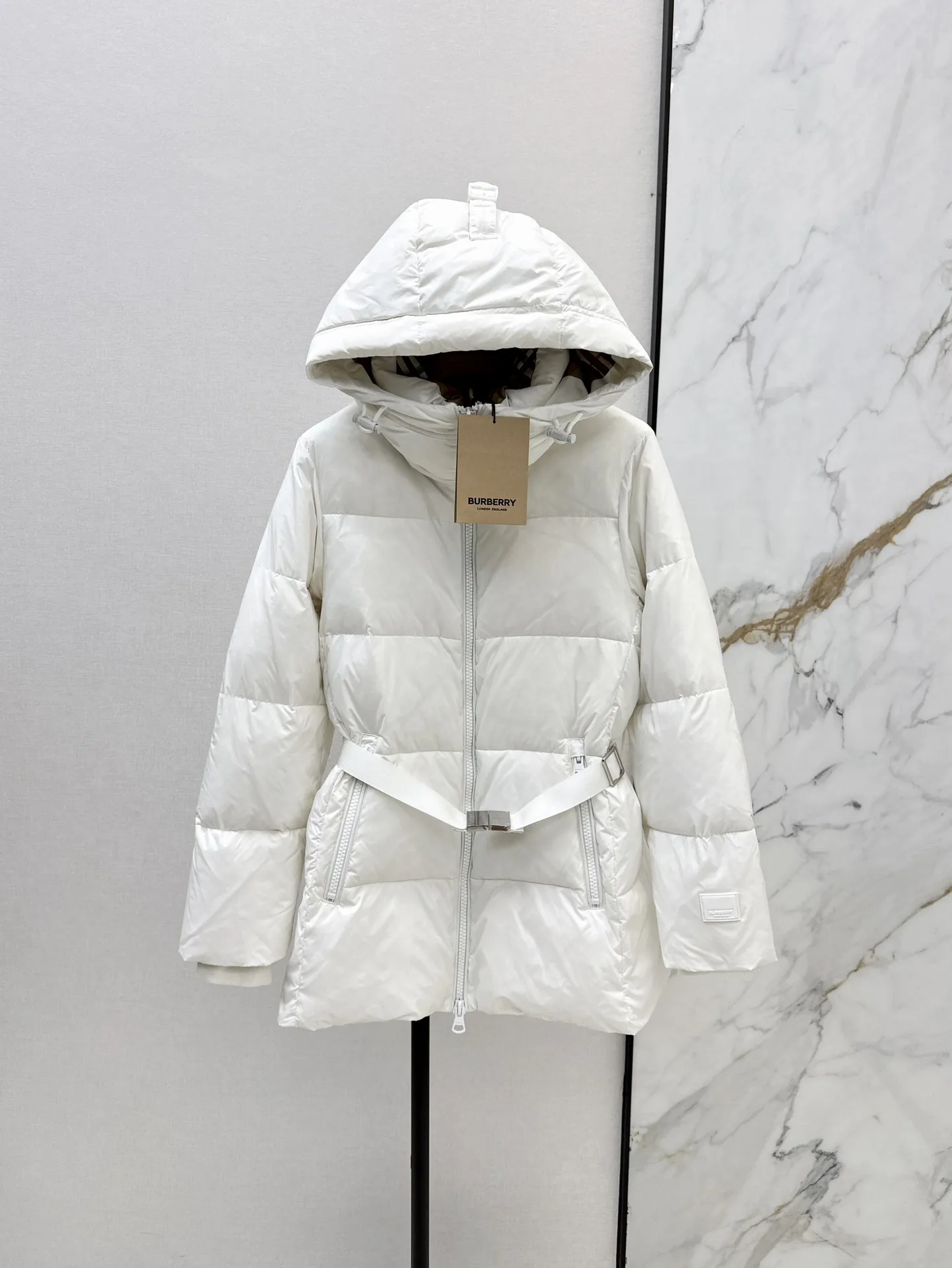 Burberry ホワイト クラシックフーディーダウンコート