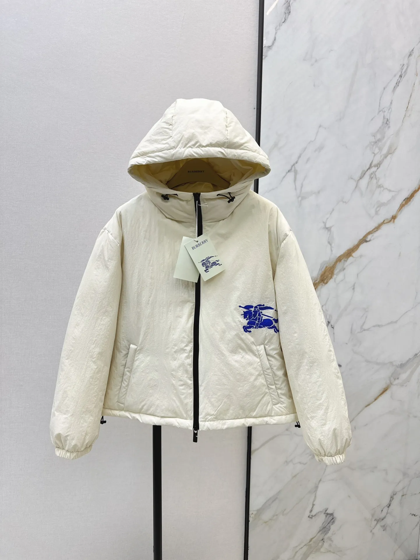 Burberry ホワイト 戦馬装飾 フード付きダウンジャケット