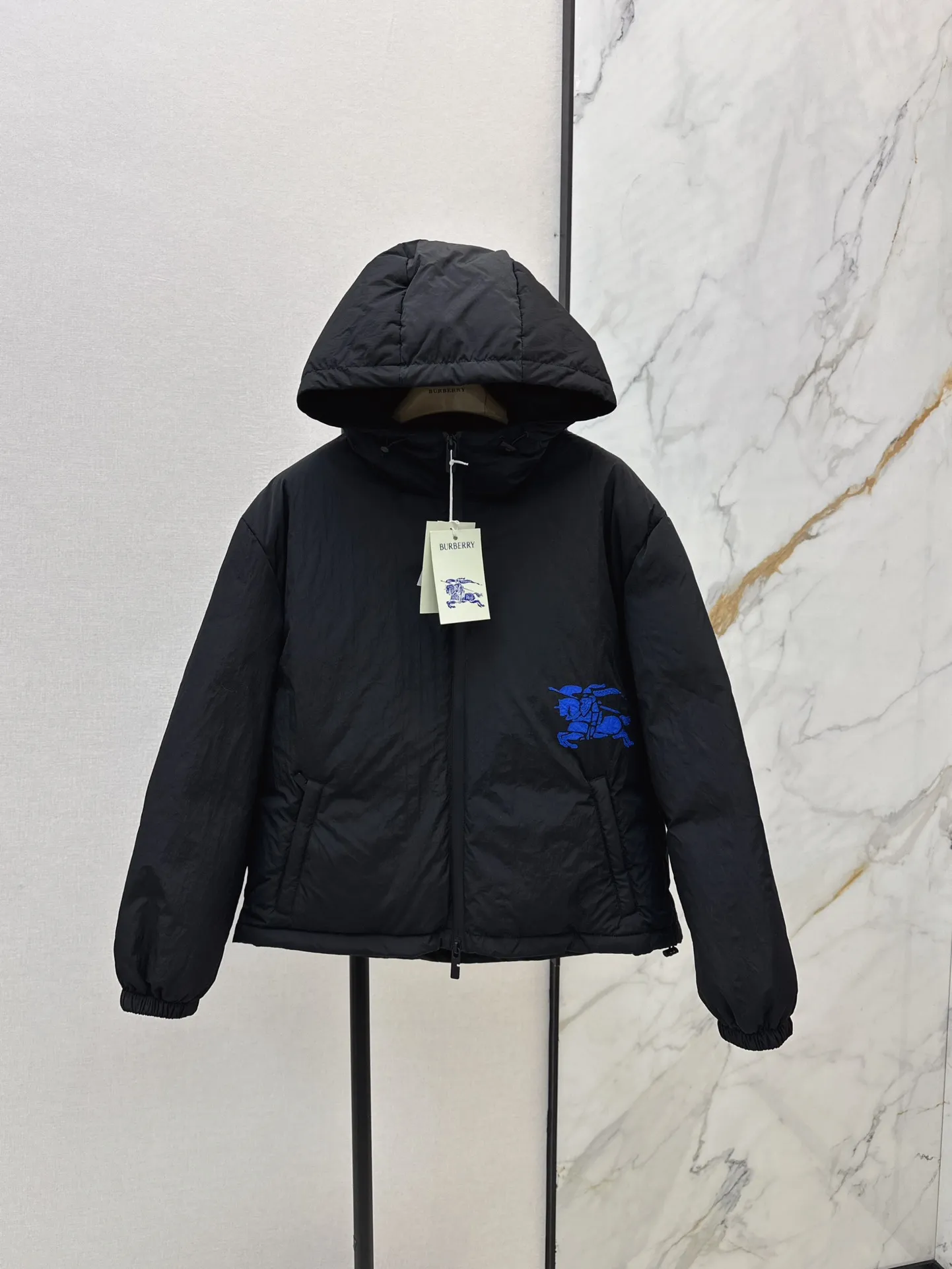 Burberry  ブラック 戦馬装飾フーディダウン