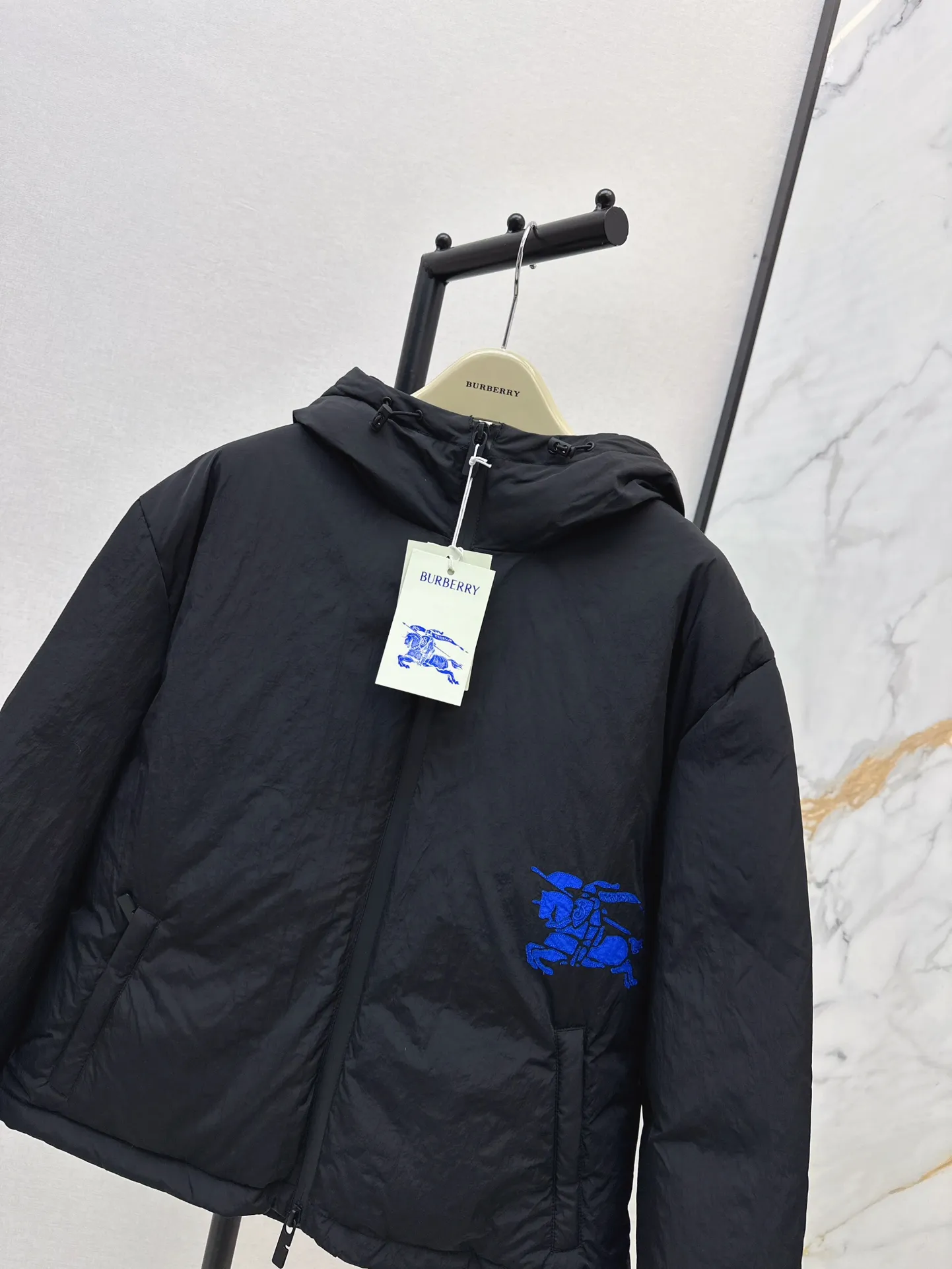 Burberry ブラック 戦馬装飾フーディダウン - 画像 (5)