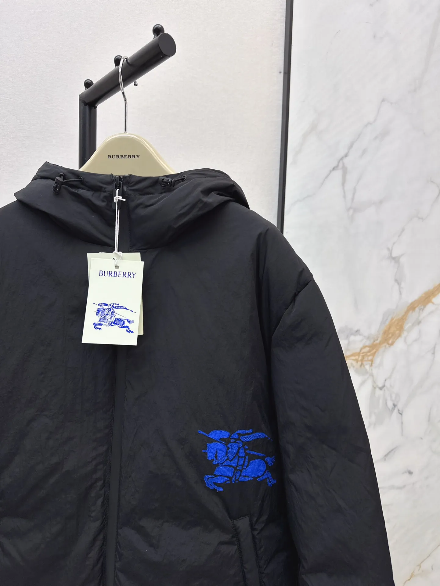 Burberry ブラック 戦馬装飾フーディダウン - 画像 (6)