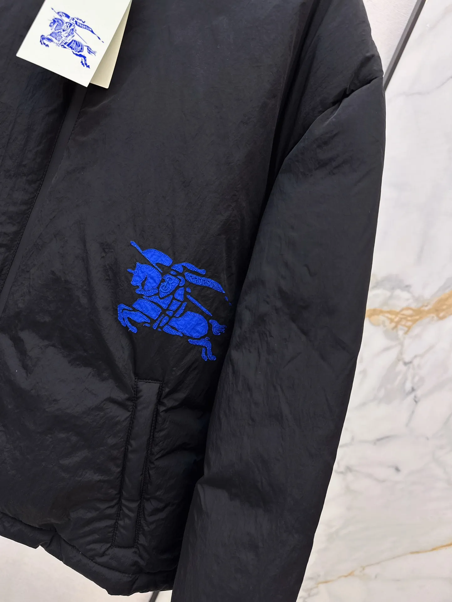 Burberry ブラック 戦馬装飾フーディダウン - 画像 (7)