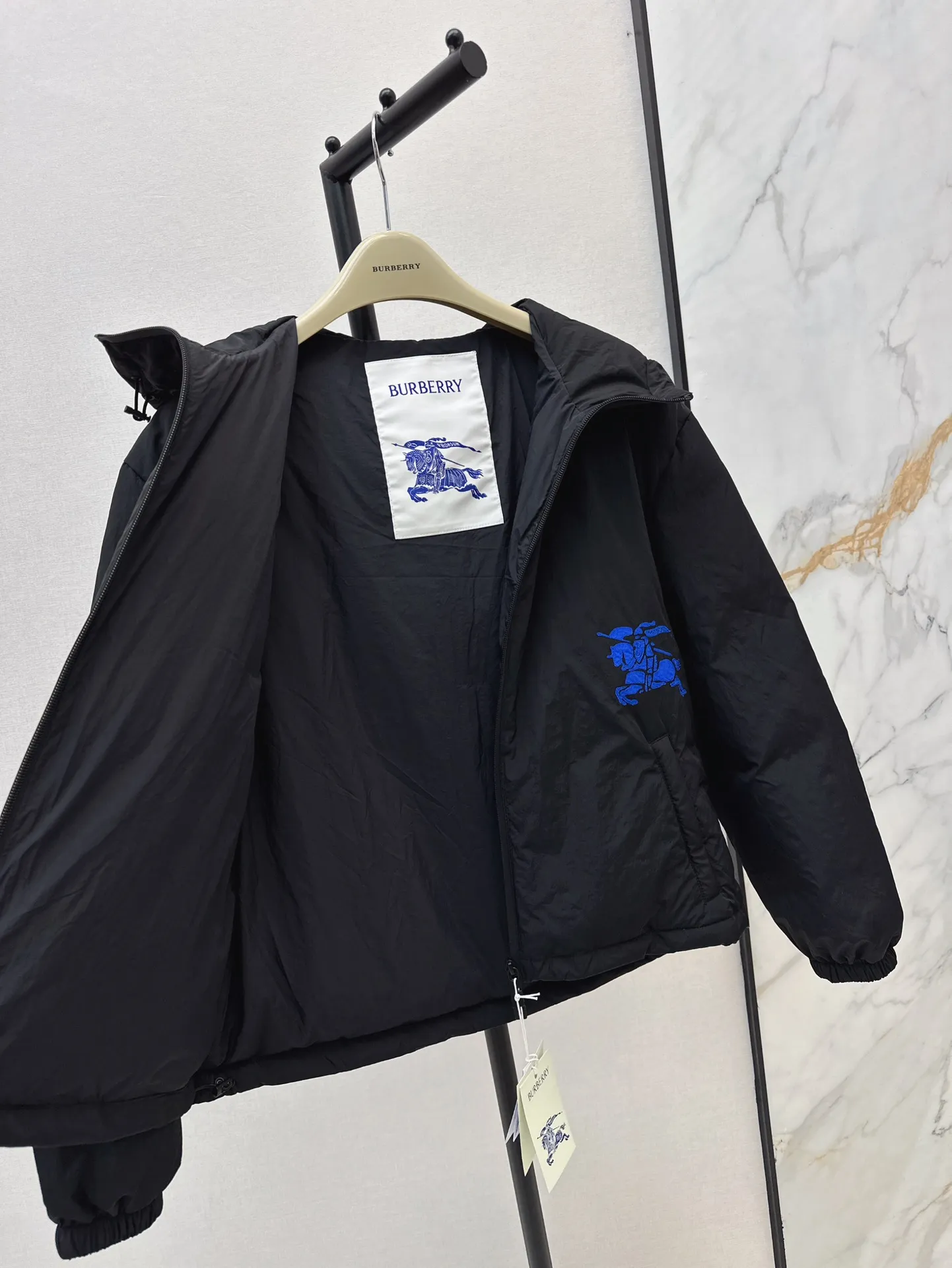 Burberry ブラック 戦馬装飾フーディダウン - 画像 (9)