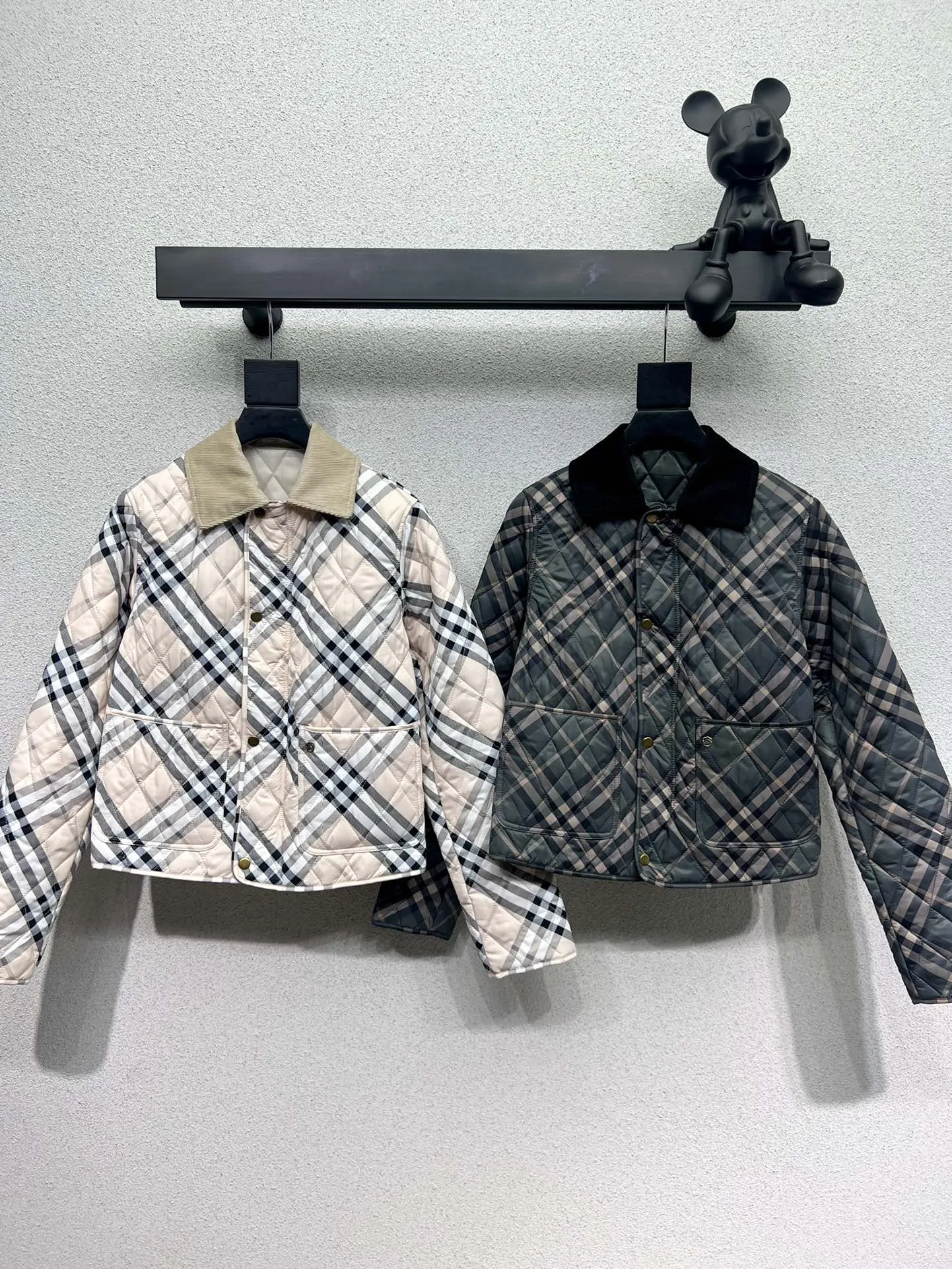 Burberryクラシック格子柄パディングジャケットベージュとグレー