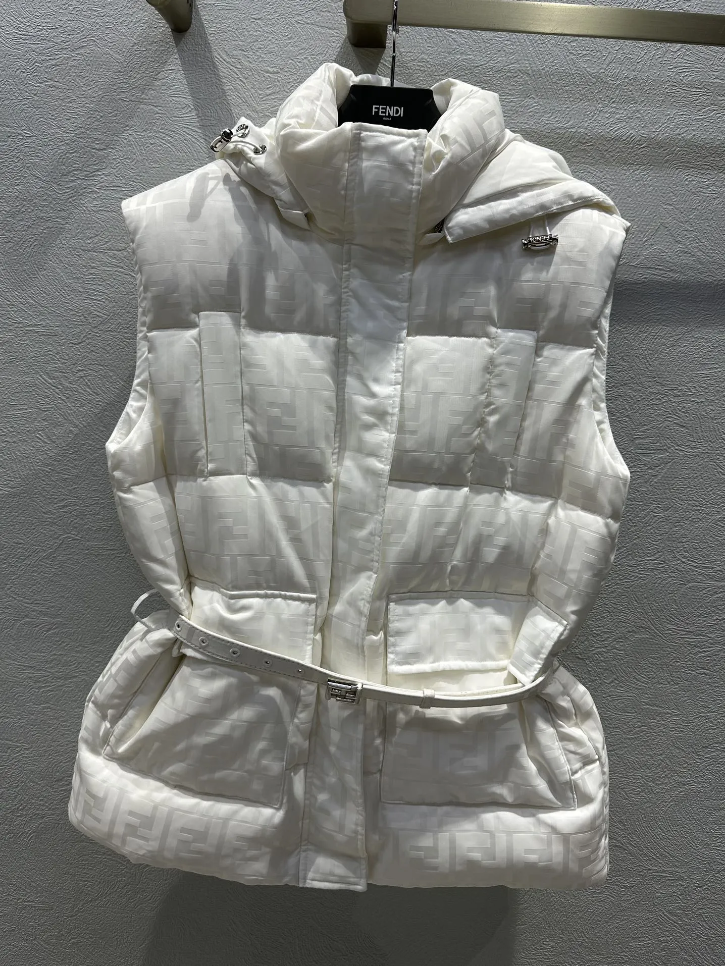 FENDI ホワイトダウン ベスト - 画像 (3)