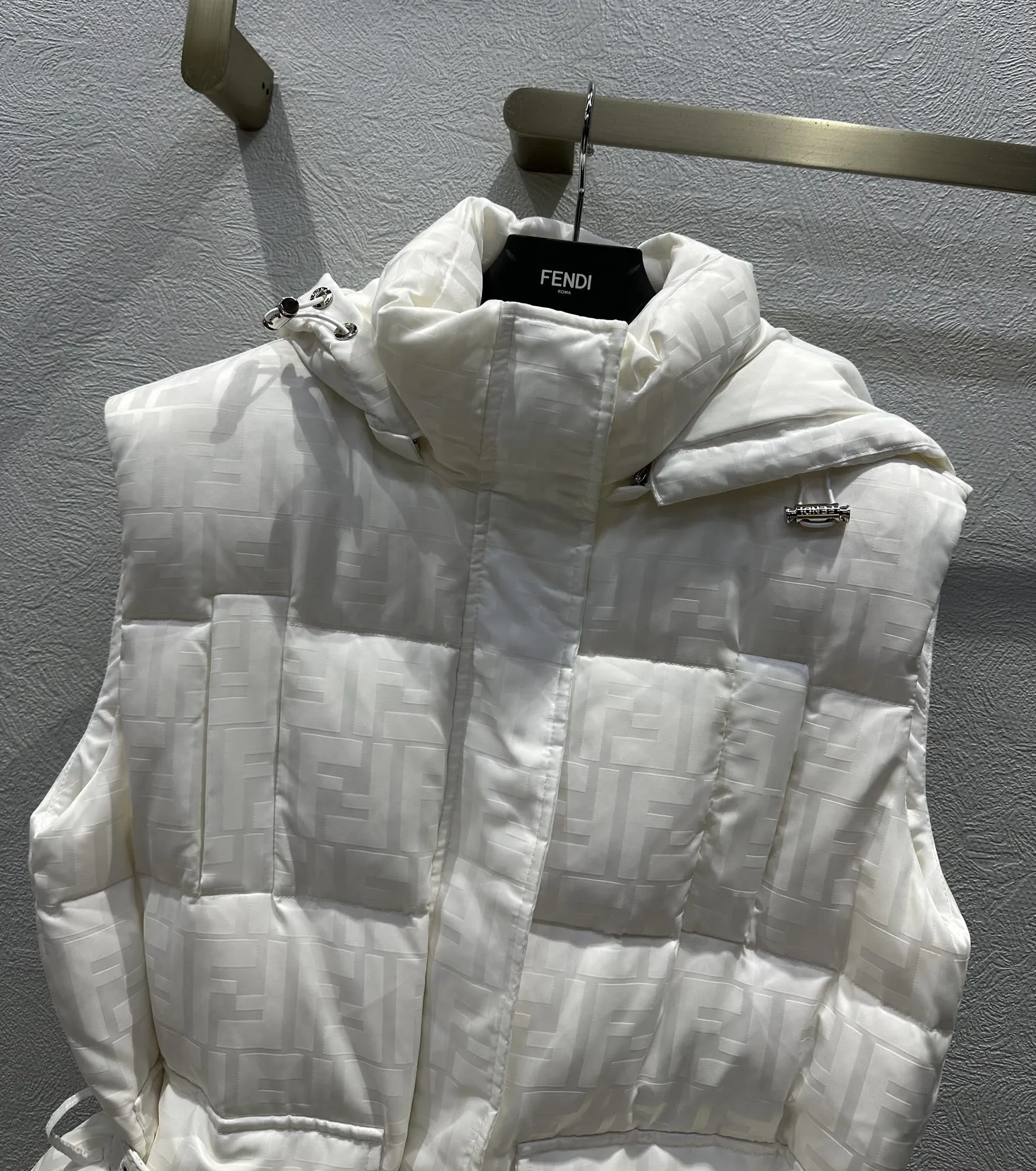 FENDI ホワイトダウン ベスト - 画像 (4)