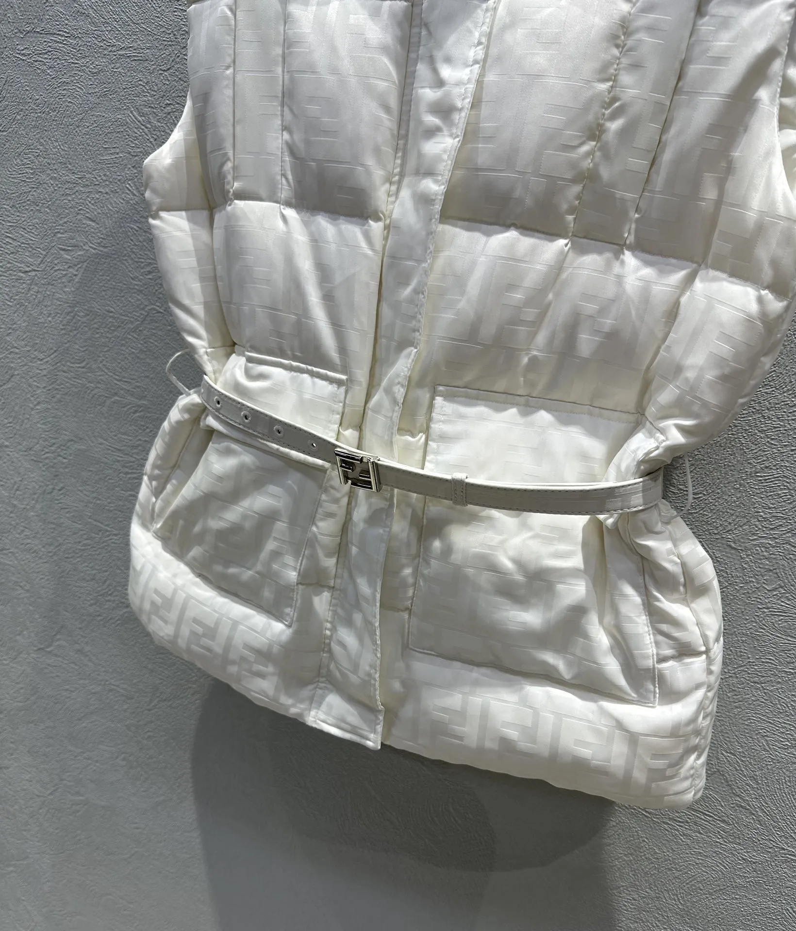 FENDI ホワイトダウン ベスト - 画像 (5)