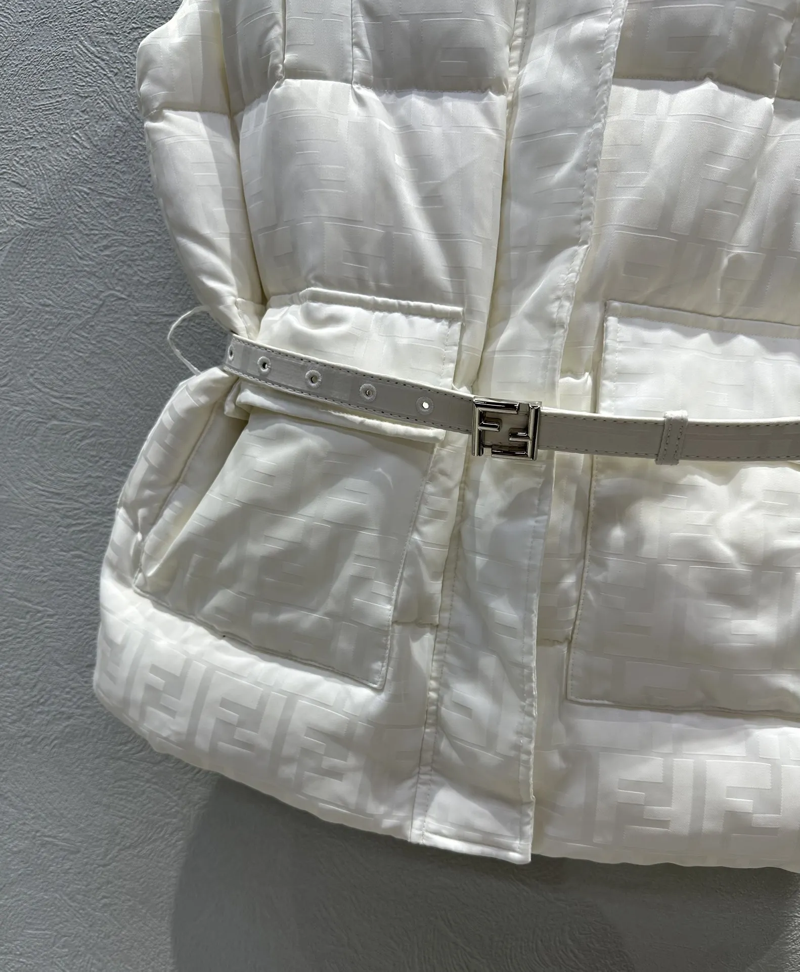 FENDI ホワイトダウン ベスト - 画像 (6)