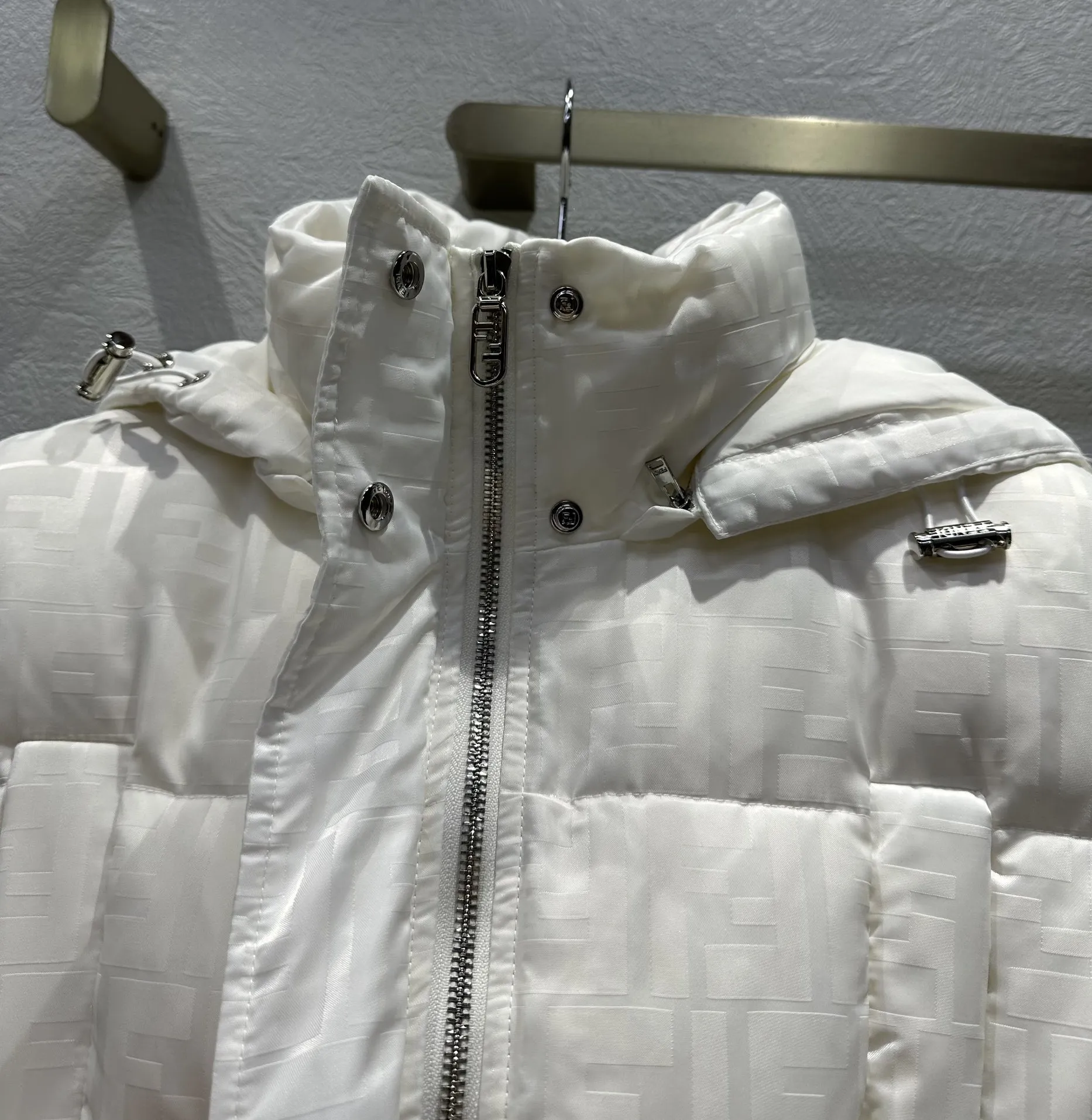 FENDI ホワイトダウン ベスト - 画像 (7)