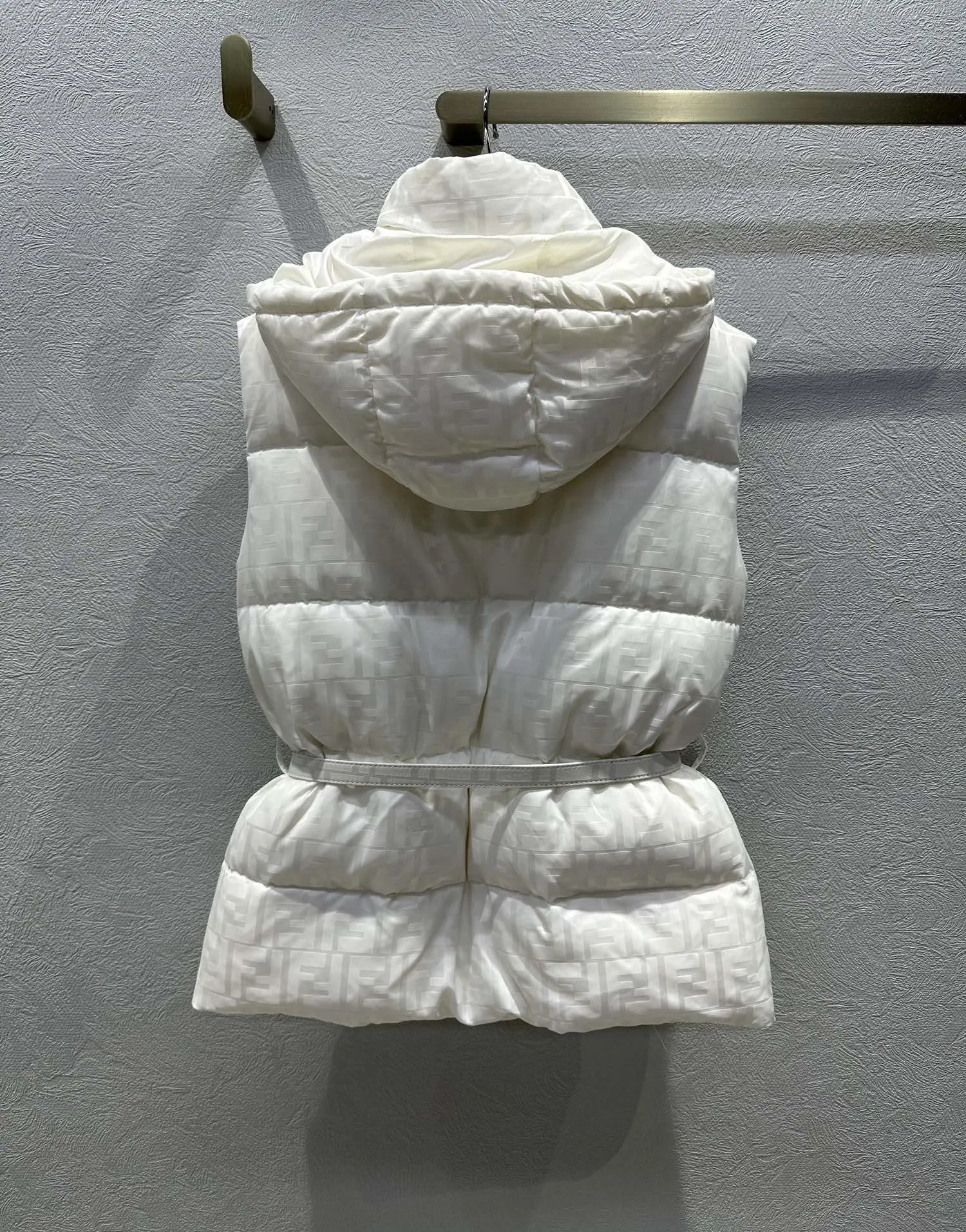 FENDI ホワイトダウン ベスト - 画像 (8)