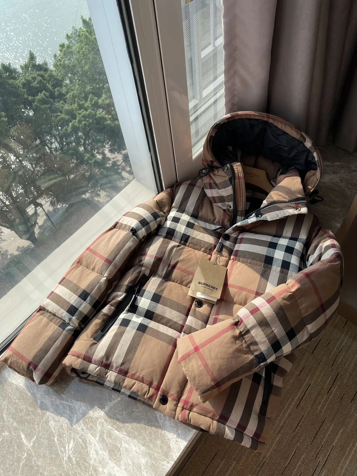 Burberry クラシックチェック ダウンジャケット ベージュ - 画像 (6)