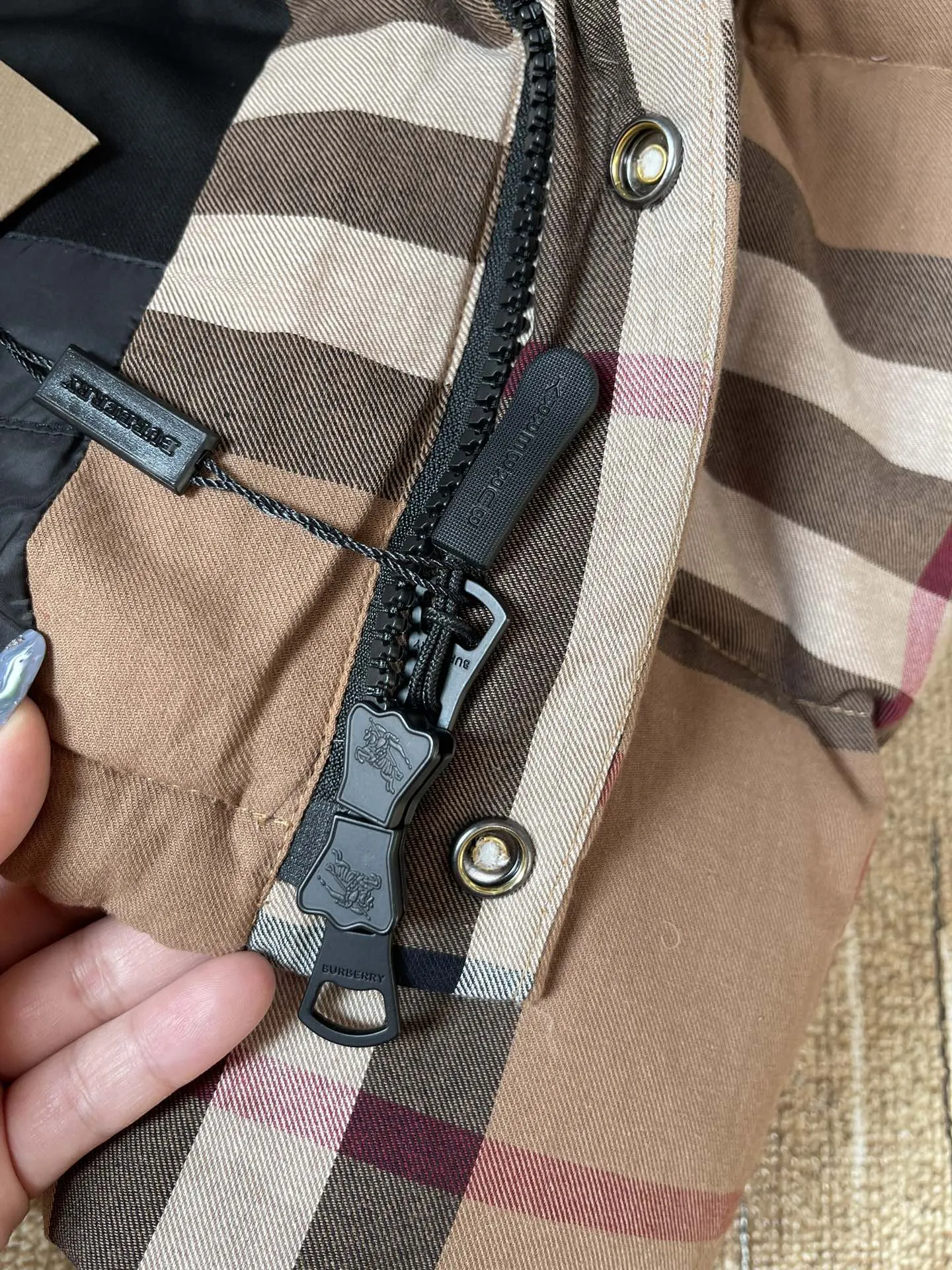 Burberry クラシックチェック ダウンジャケット ベージュ - 画像 (9)