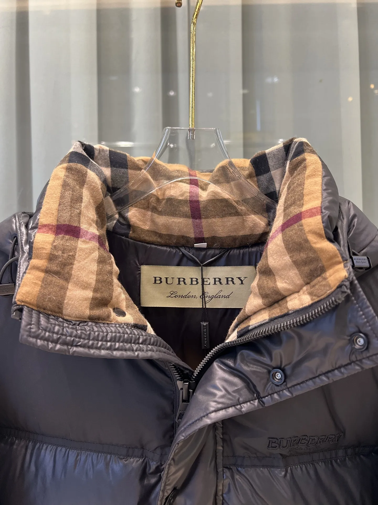 Burberry黒金 ジャケットユニセックス - 画像 (3)