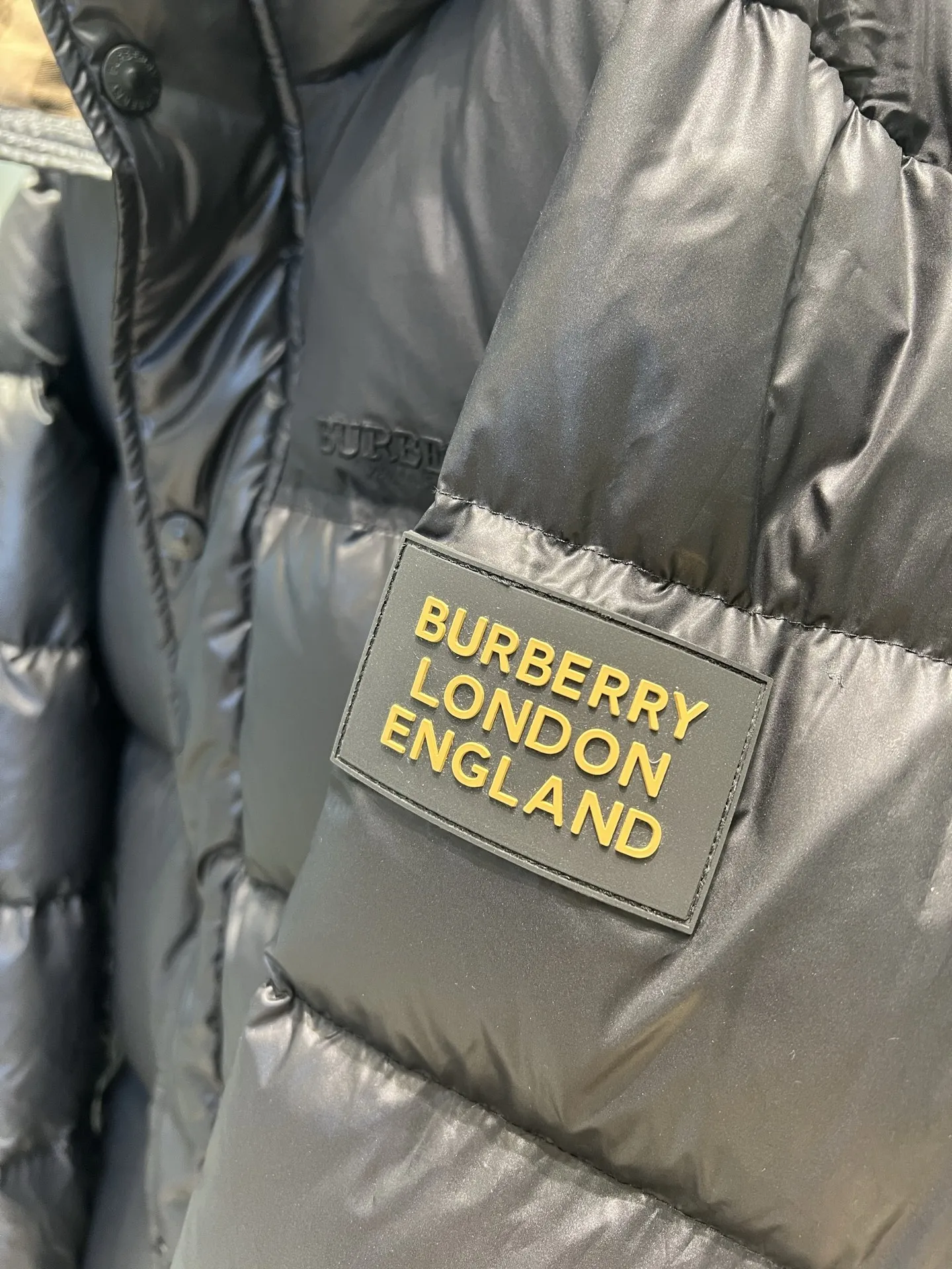 Burberry黒金 ジャケットユニセックス - 画像 (5)