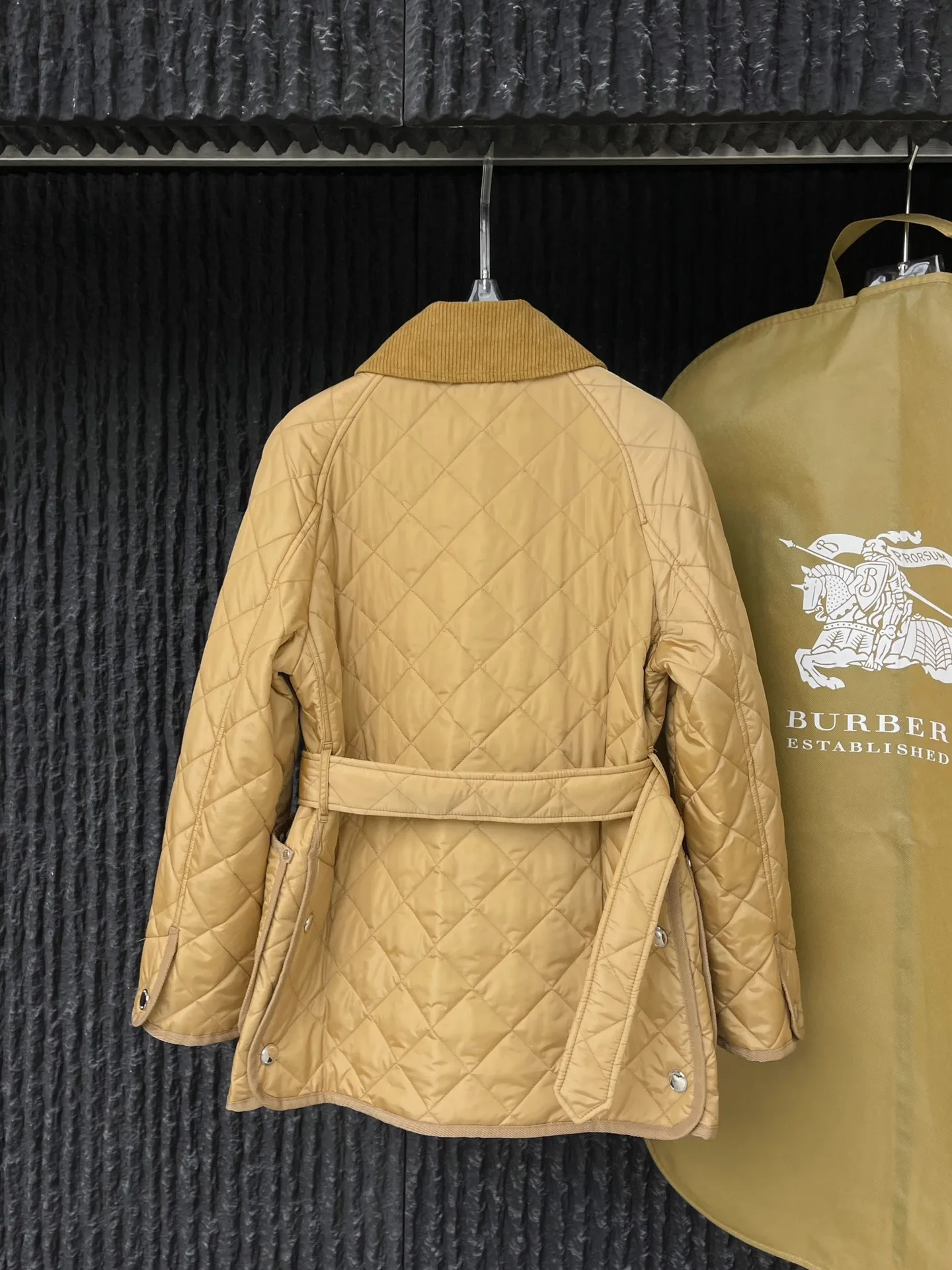 Burberry カーキ キルティング ジャケット - 画像 (3)