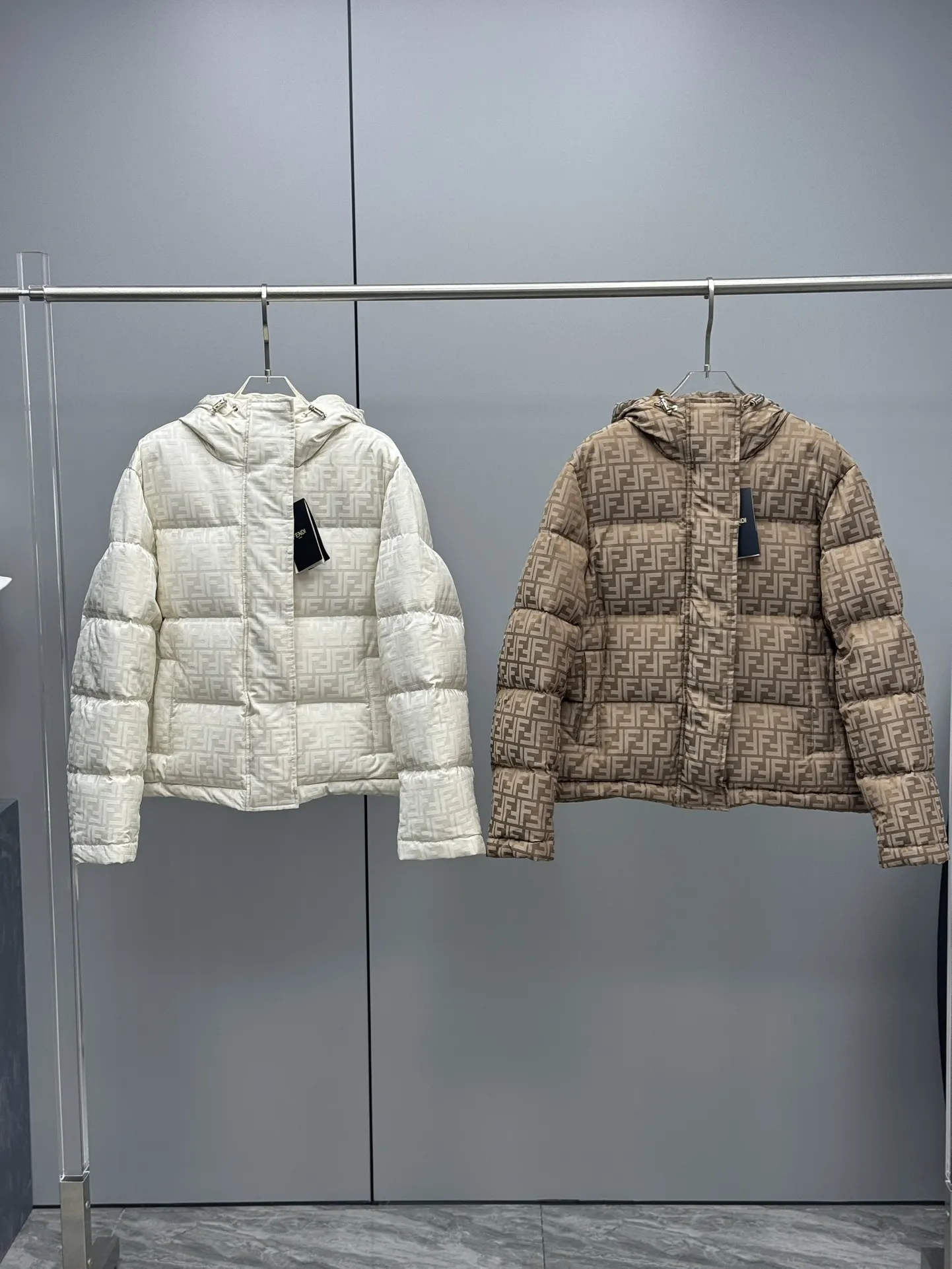Fendi ロゴフーディーダウン クリーム白色