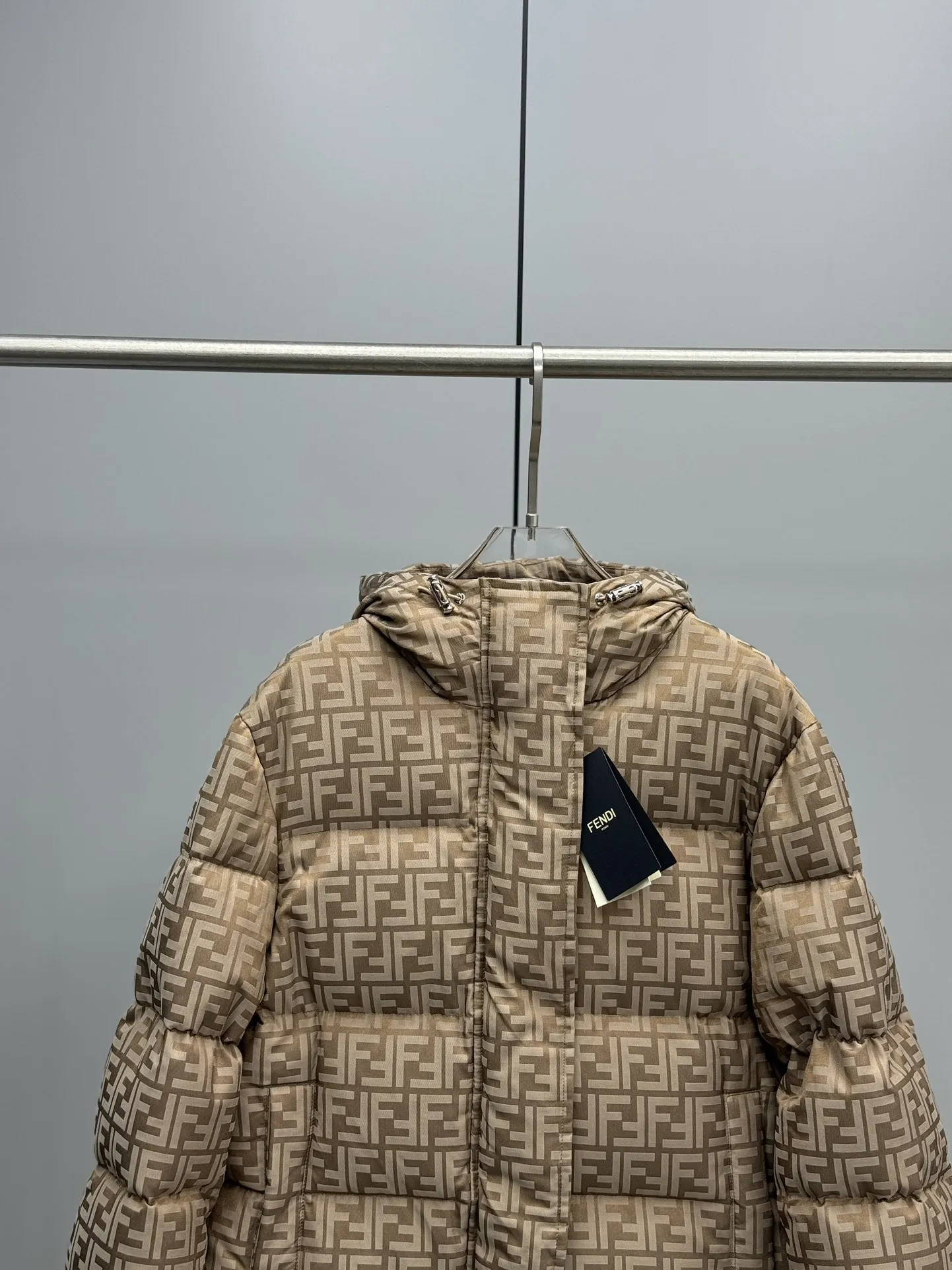 Fendi ロゴフーディーダウン クリーム白色 - 画像 (4)