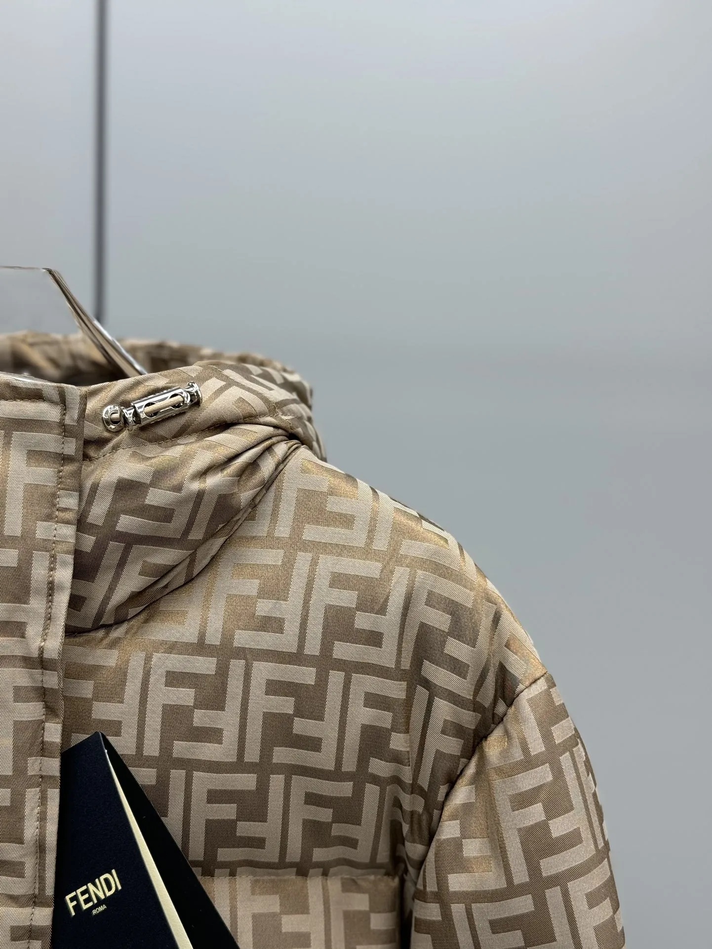 Fendi ロゴフーディーダウン クリーム白色 - 画像 (5)