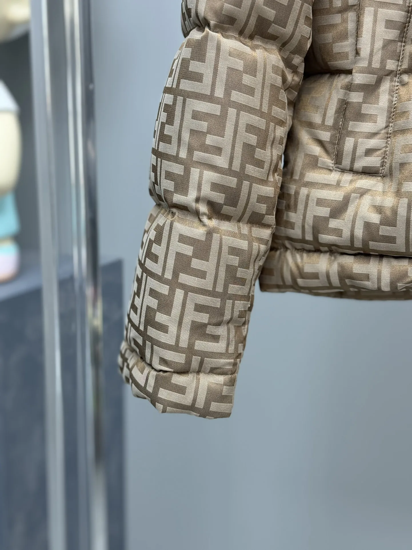 Fendi ロゴフーディーダウン クリーム白色 - 画像 (6)