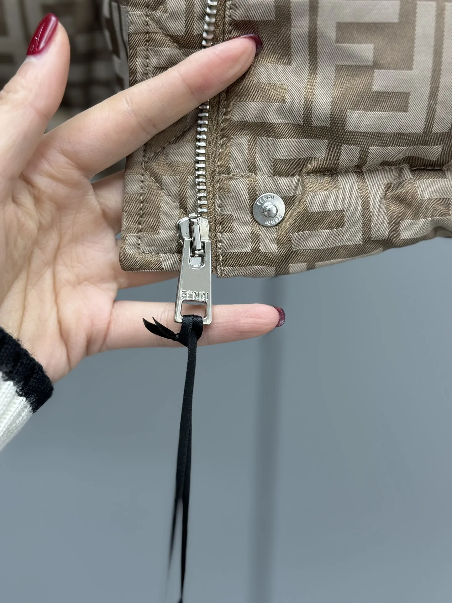 Fendi ロゴフーディーダウン クリーム白色 - 画像 (8)