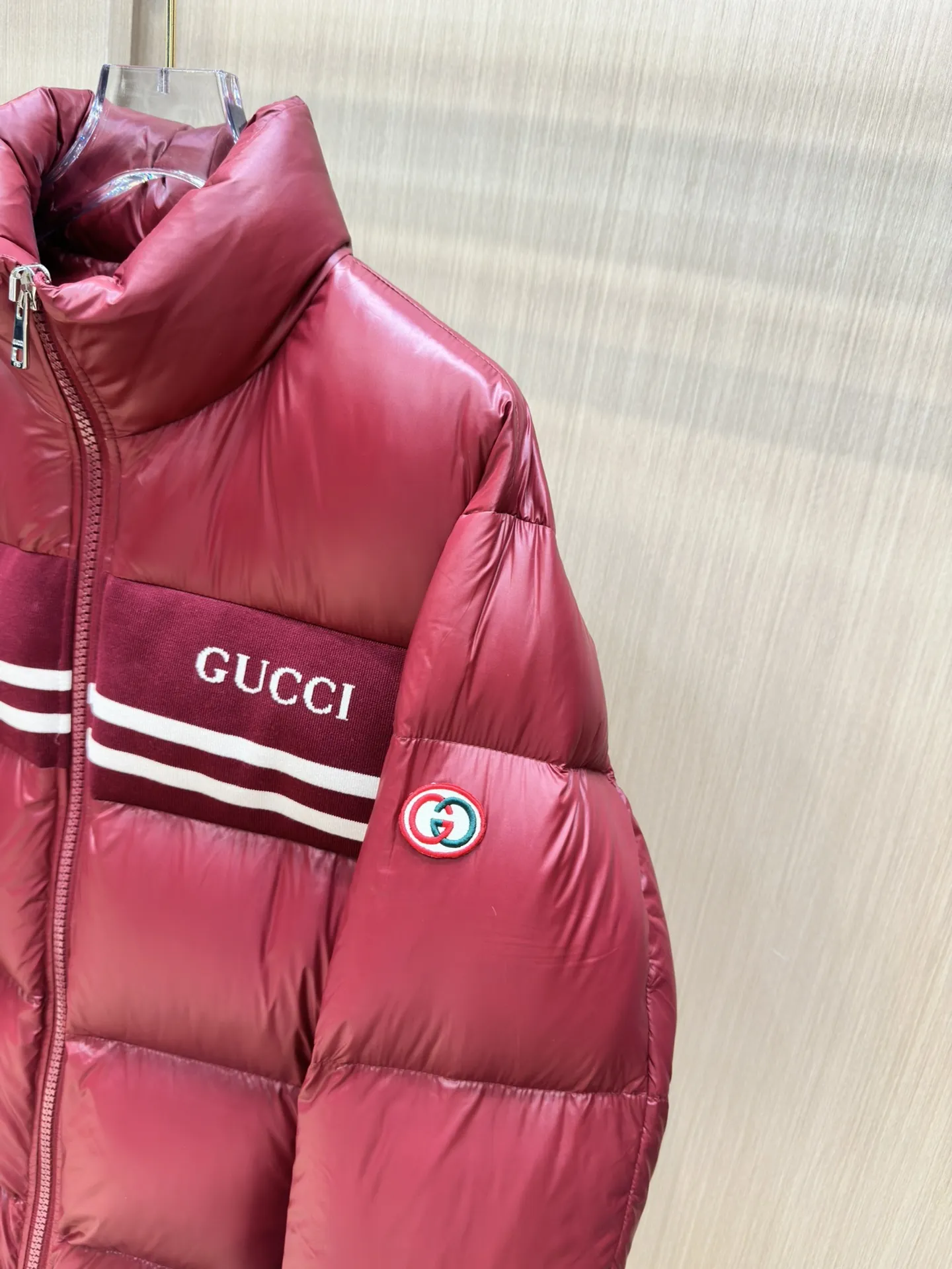Gucci レッド ダウンジャケット ストライプデザイン - 画像 (4)