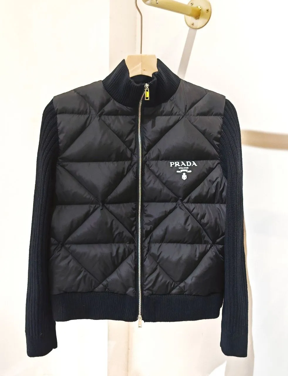 Prada ショート丈スタンドカラーダウンニットジャケット 白/黒 - 画像 (4)