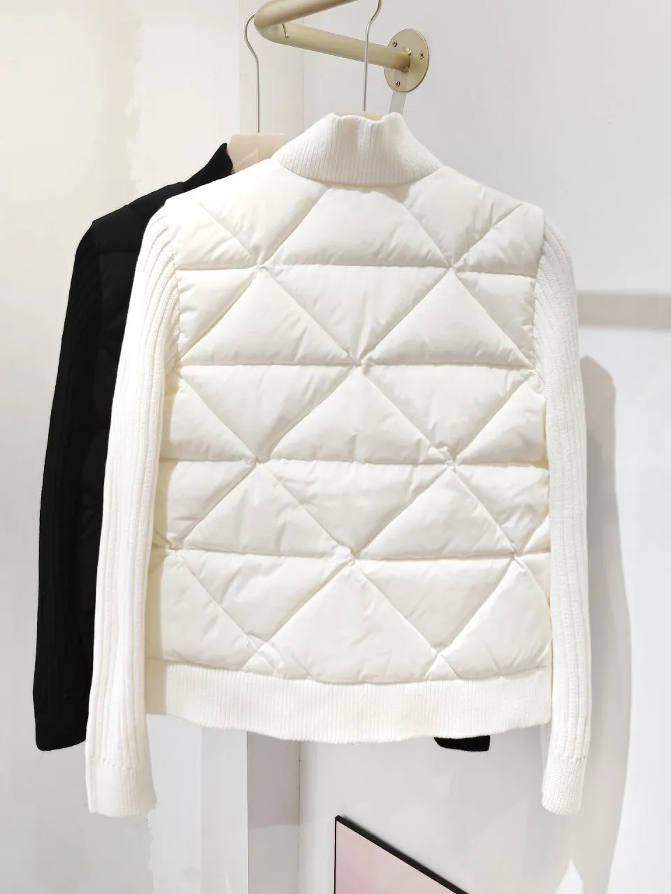 Prada ショート丈スタンドカラーダウンニットジャケット 白/黒 - 画像 (6)