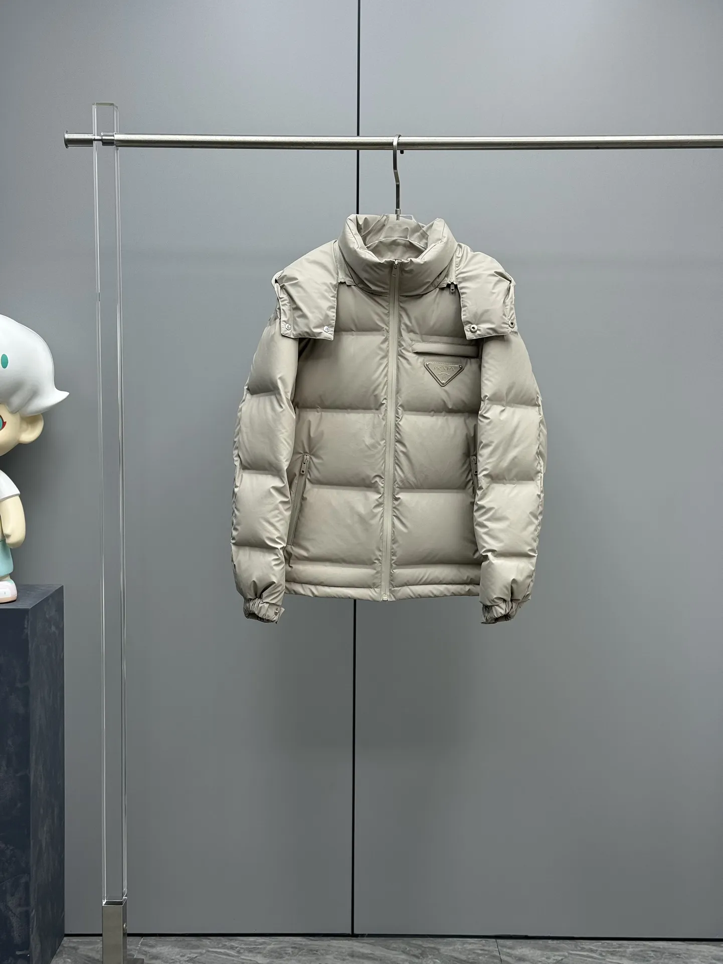 プラダ グレー ジッパーダウンジャケット