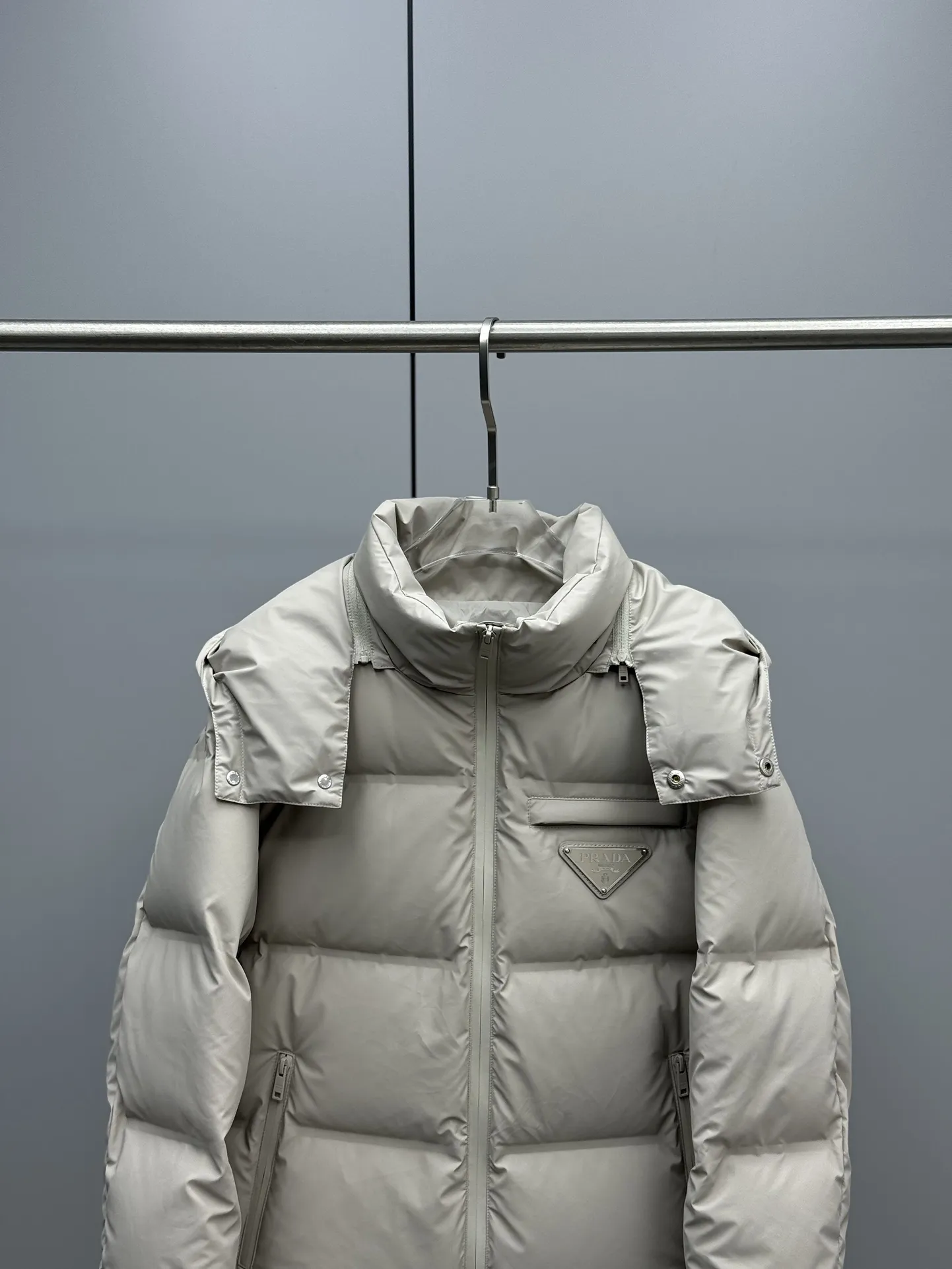 プラダ グレー ジッパーダウンジャケット - 画像 (3)