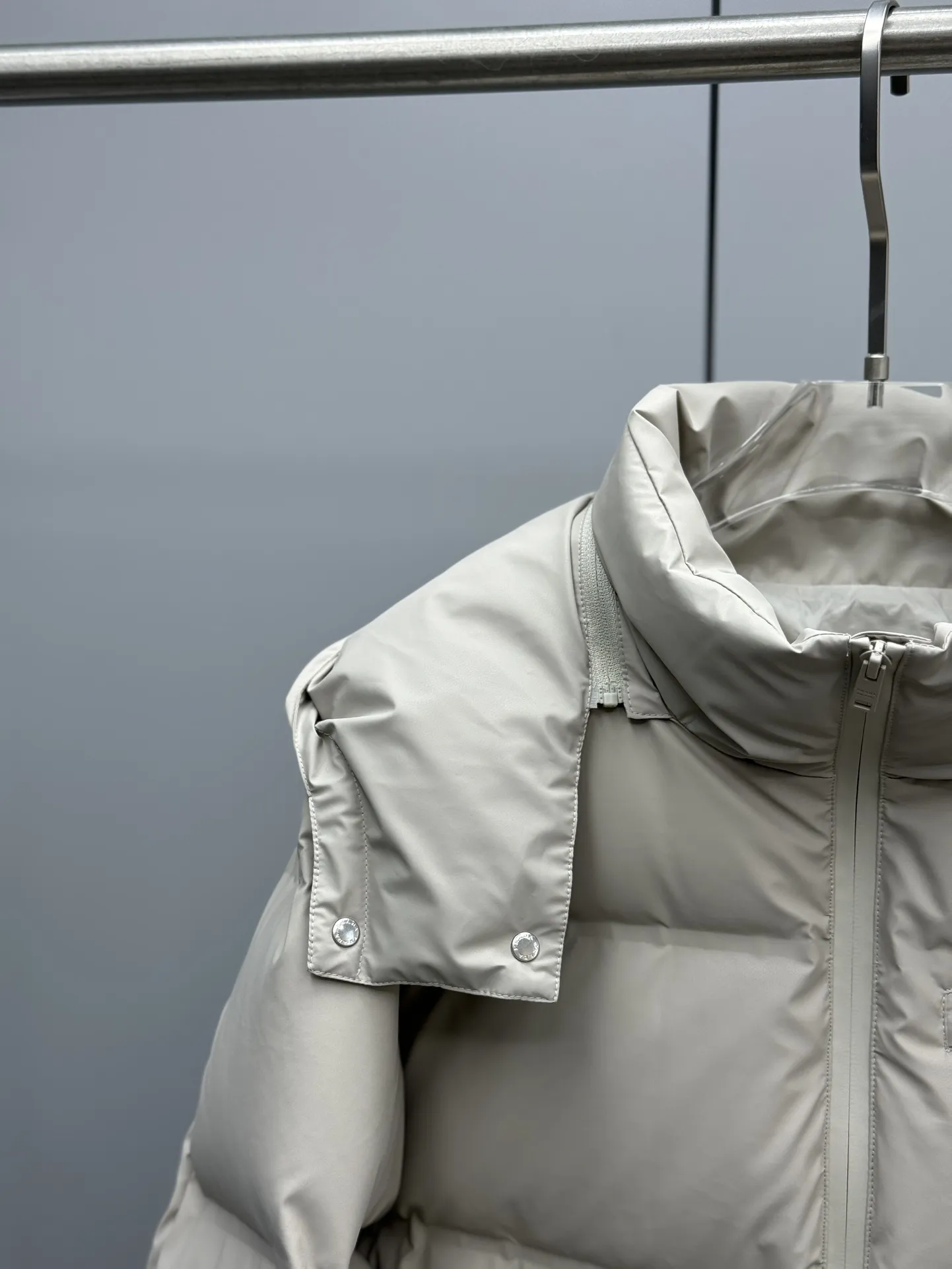 プラダ グレー ジッパーダウンジャケット - 画像 (4)